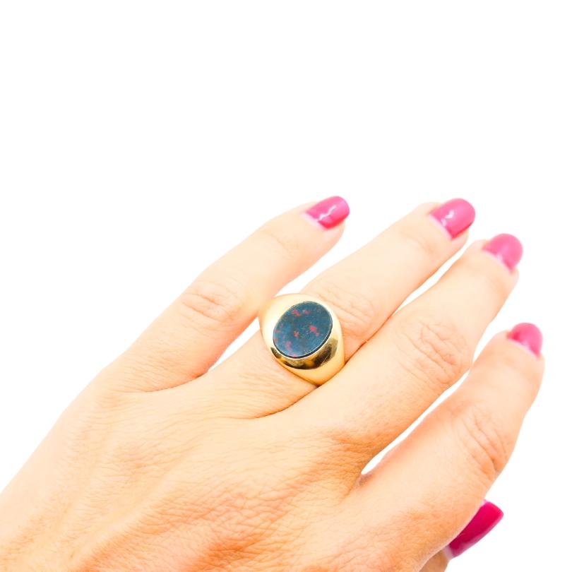 Anello con pietra sanguigna d'epoca in oro 14 ct. In condizioni ottime in vendita a Beverly Hills, CA