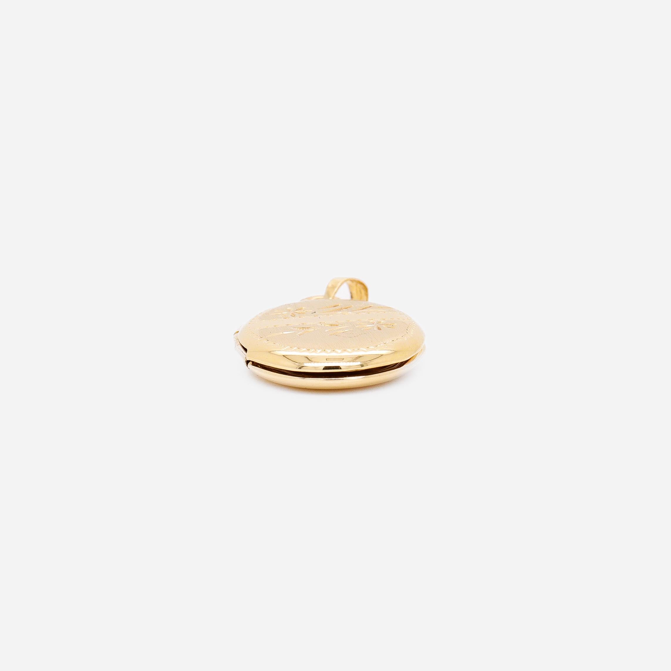 Pendentif ou breloque vintage en or 14K Brite-Cut Locket en vente 8