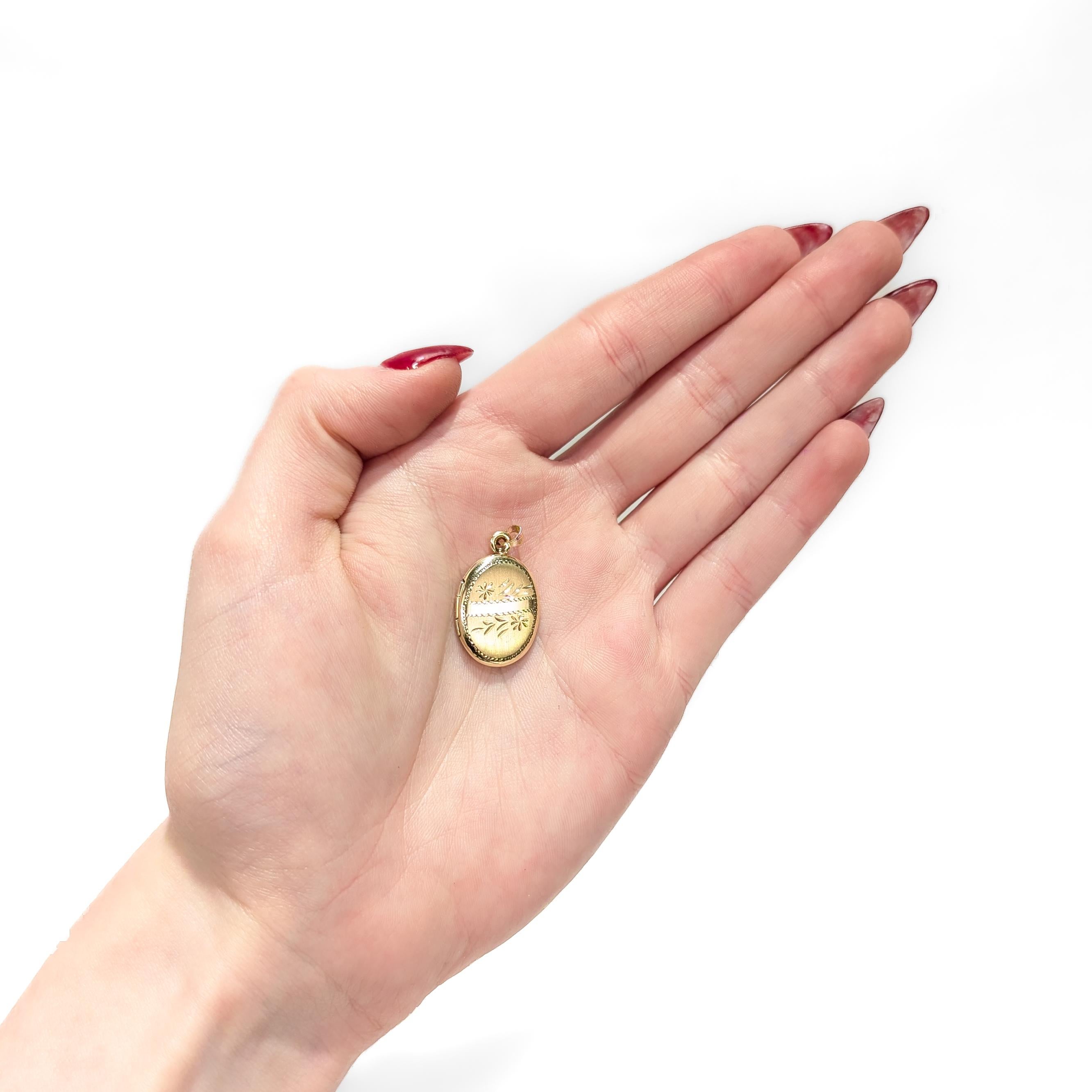 Moderne Pendentif ou breloque vintage en or 14K Brite-Cut Locket en vente
