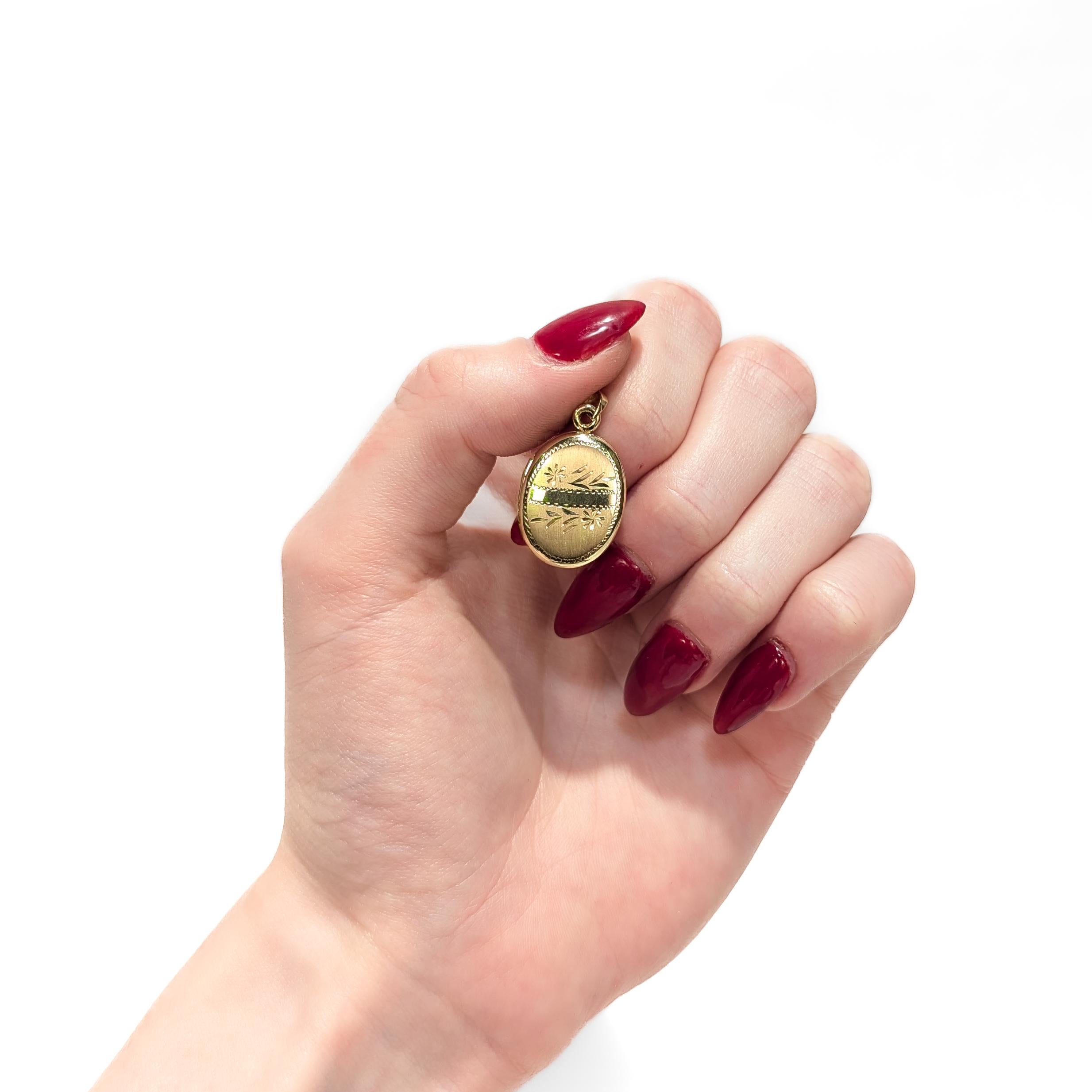 Pendentif ou breloque vintage en or 14K Brite-Cut Locket Bon état - En vente à Philadelphia, PA