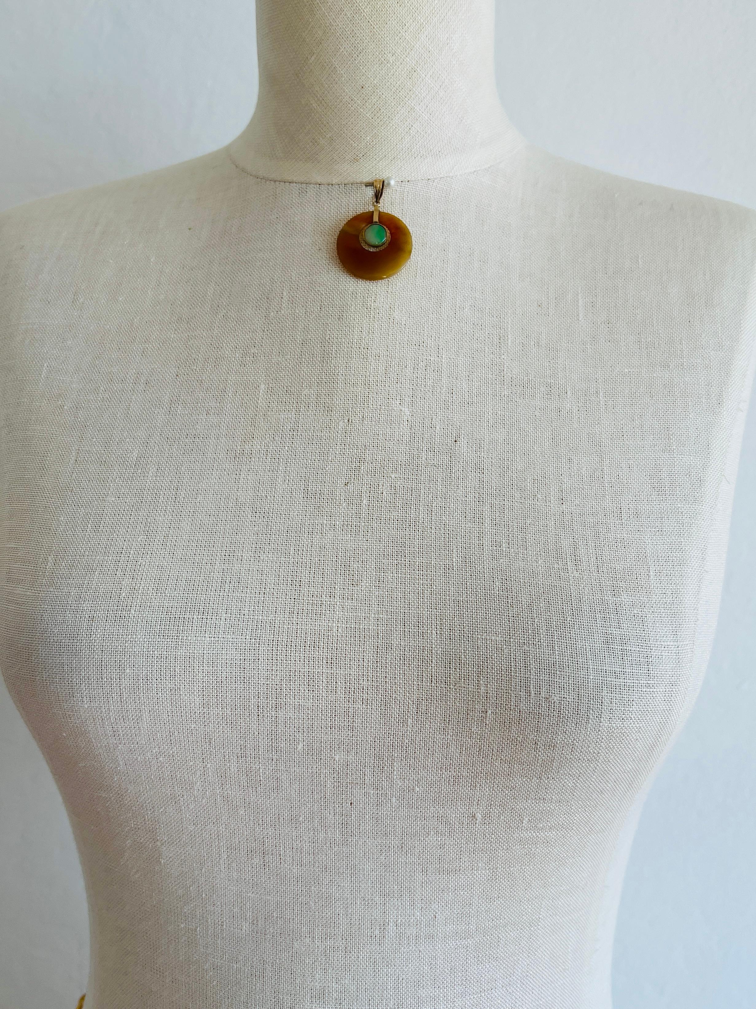 Vintage 14k Gold Brown Agate Chalcedony Green Jade Charm Necklace Pendant In Good Condition In Sausalito, CA