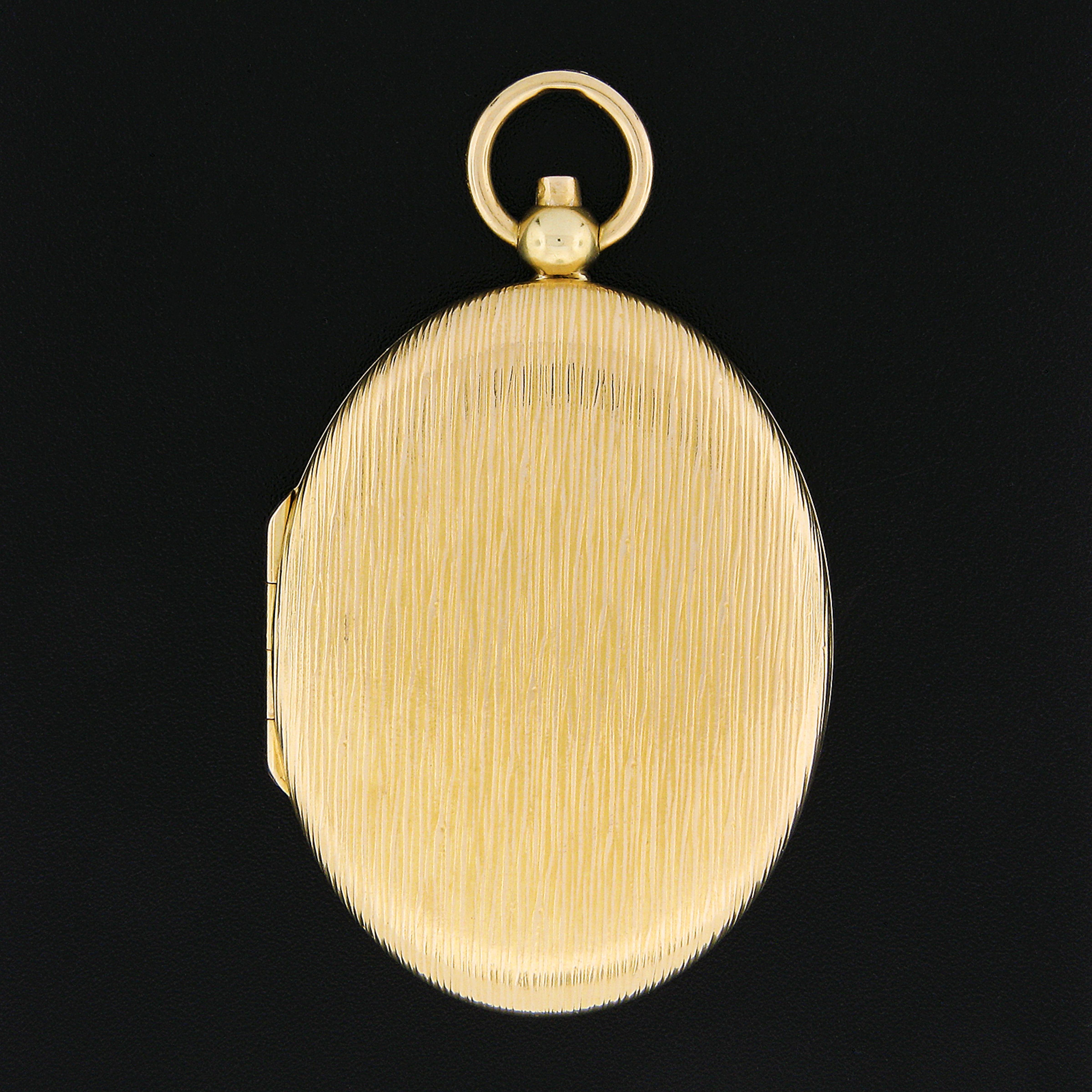 Ce magnifique pendentif vintage très bien fait a été fabriqué en or jaune 14 carats et présente une forme ovale extra-large entièrement recouverte d'une magnifique texture brossée à l'avant et à l'arrière. La texture étonnante a une finition