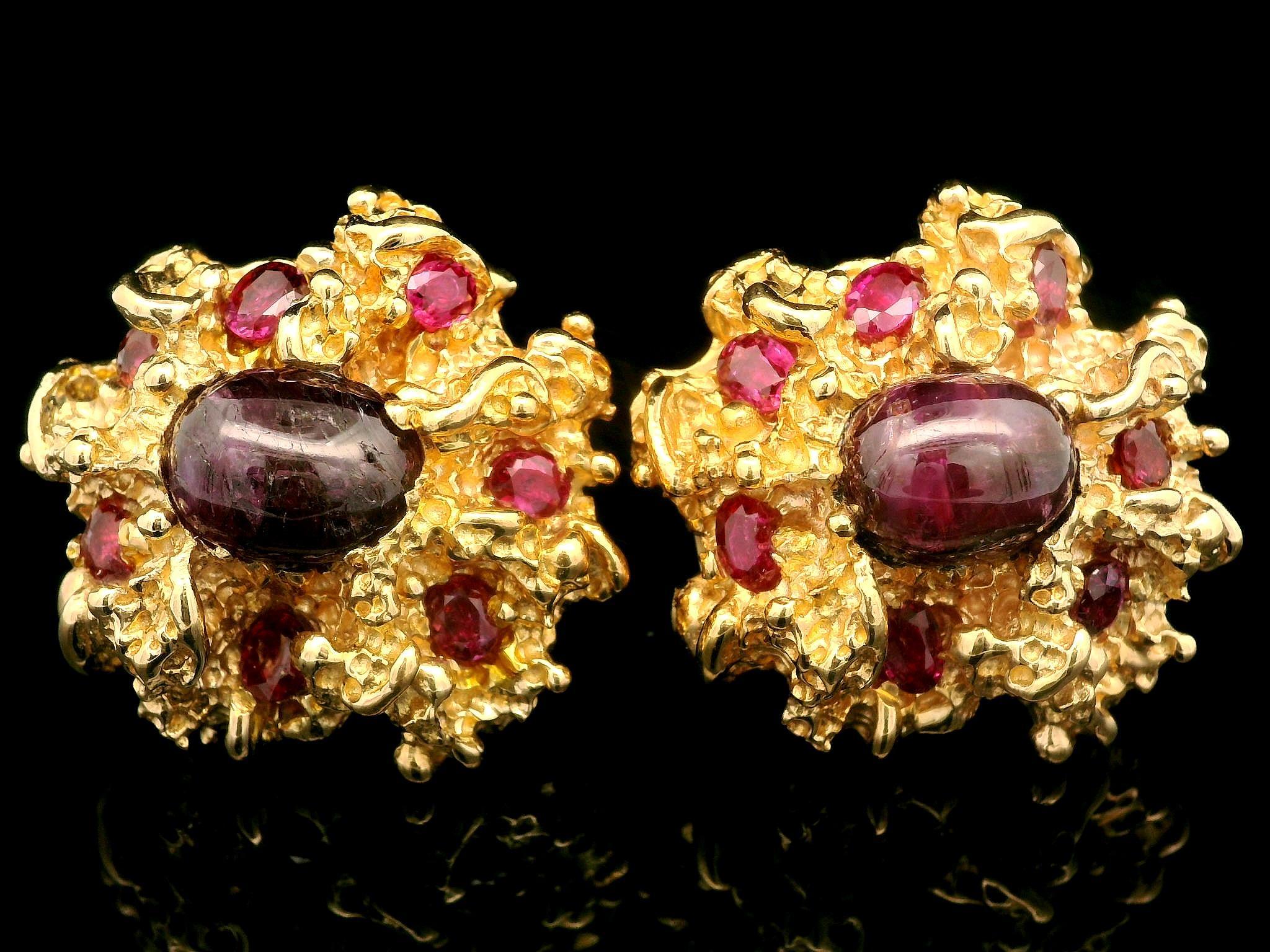 Cabochon Gemelli d'epoca in oro 14k con rubino cabochon e pepita di grandi dimensioni con doppia clip in vendita