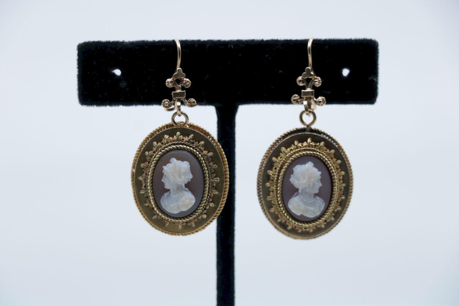 Vintage 14K Gold Cameo Earrings In Good Condition For Sale In Flushing, NY