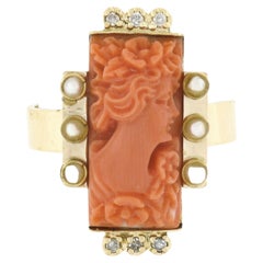 Bague vintage à cadre en or 14 carats avec camée rectangulaire en corail sculpté, diamants et perles de rocaille