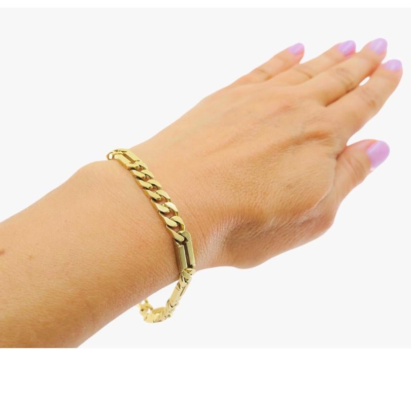 Pulsera vintage de cadena de oro de 14 quilates, con una serie de eslabones planos alternados con barras rectangulares. Este patrón crea un flujo dinámico, haciendo que la pulsera destaque en tu pila de pulseras. Un estrecho cierre de caja mantiene