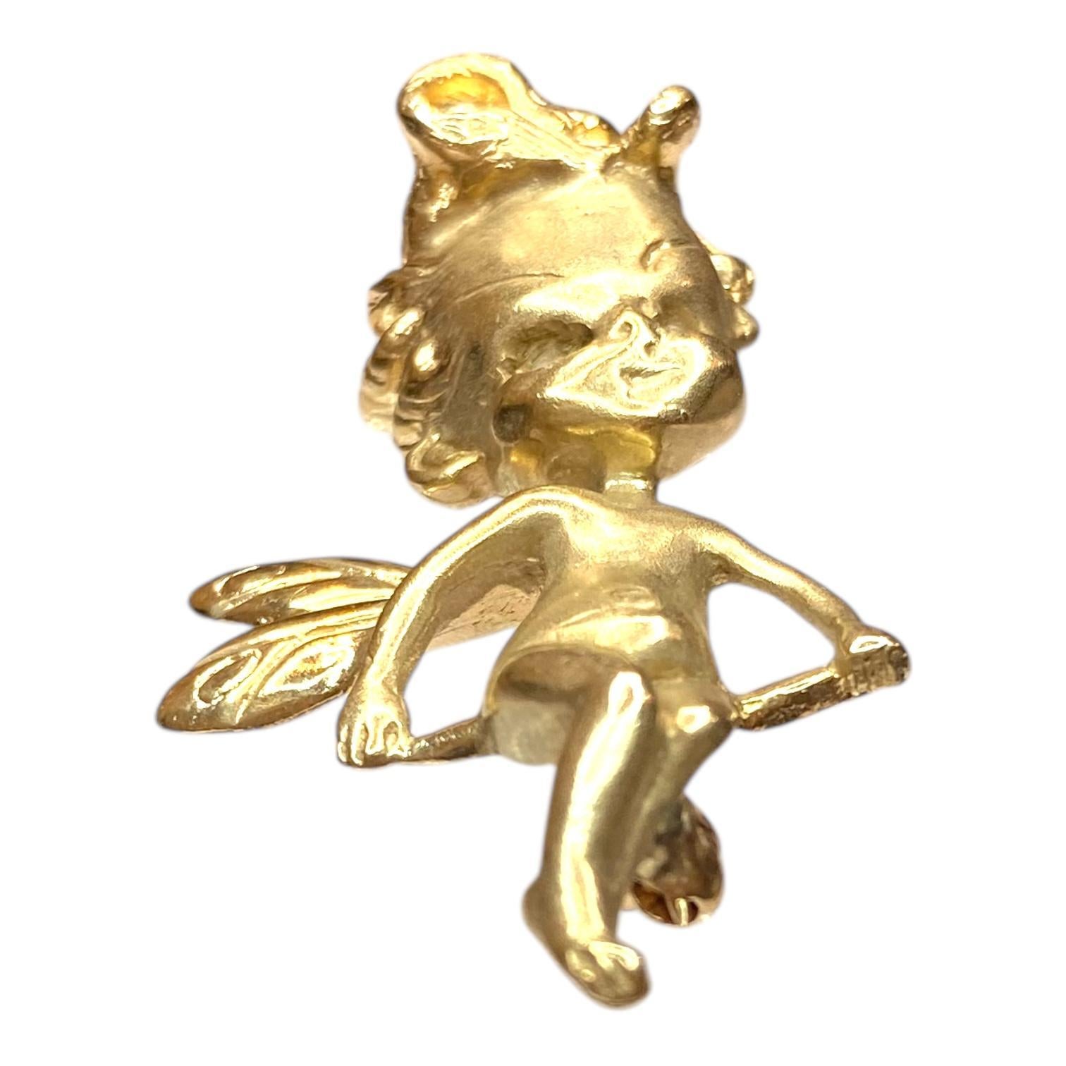 Vintage 14K yellow gold brooch featuring a whimsical cherub design. The figure is adorned with single-cut white diamonds for eyes, delicate wings and playful sitting pose. Satin finished body with textured hair.
2 Diamonds: 0.06 ctw. Clarity:VS1,