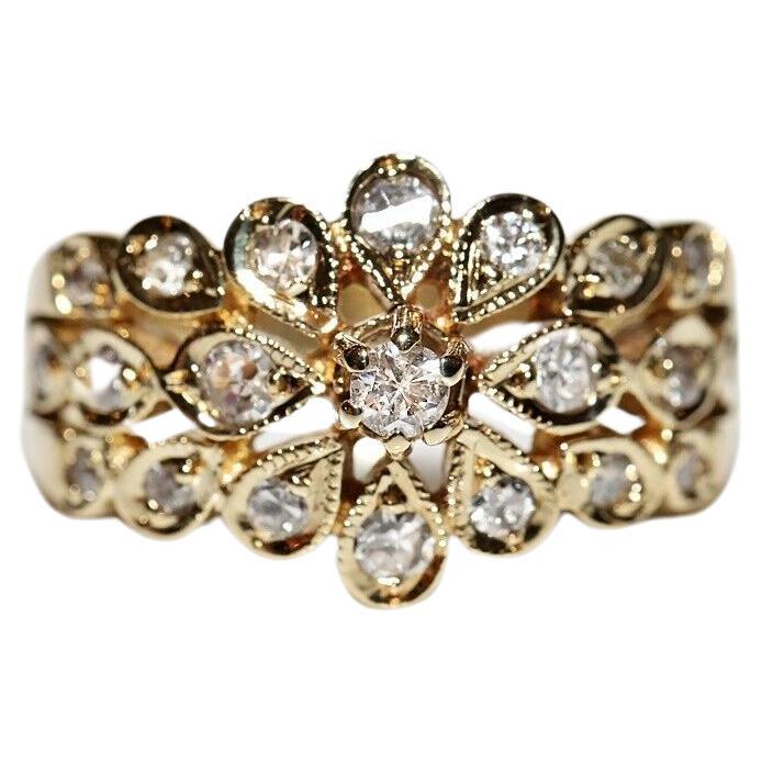 Vintage 14k Gold Circa 1980 Natural Diamond Decorated Pretty Ring (Bague jolie décorée de diamants naturels)  en vente