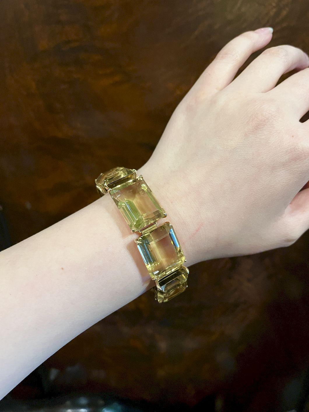 Bracelet vintage en or 14K avec citrine
Bijou en or 14 carats orné de citrines taillées en émeraude. 

Dimensions approximatives : 
16,9 cm (longueur) 
1,7 cm (largeur) 
23,39 mm x 17,68 mm - 17,0 mm x 14,05 mm (Citrine) 
67,3 grammes.