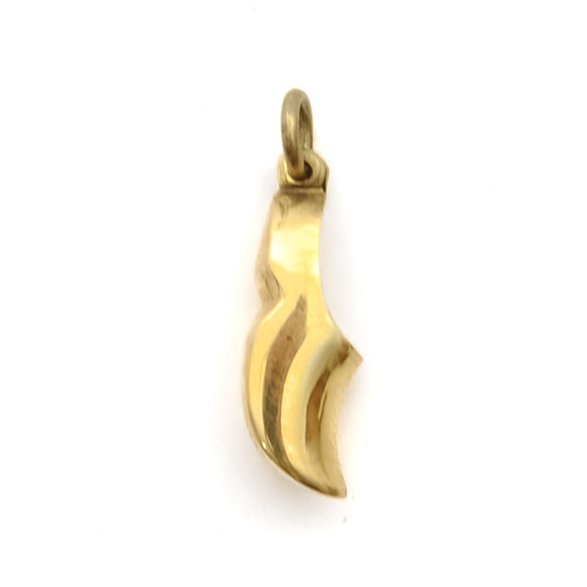 A beautiful vintage three-dimensional Dutch wooden shoe clog charm pendant. The clog is nicely polished and created in 14 karat yellow gold. The Netherlands is the country of tulips, windmills and clogs. These Dutch icons, are ideal footwear for the
