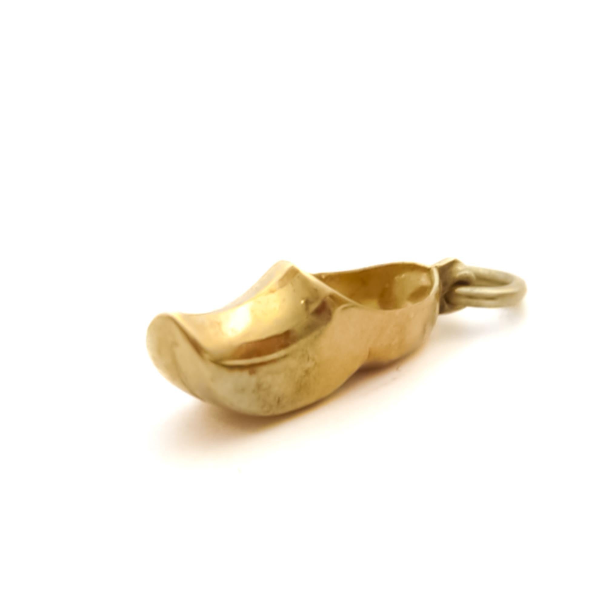 Mid-Century 14K Gold Clog Charm Pendant In Good Condition For Sale In Rotterdam, NL