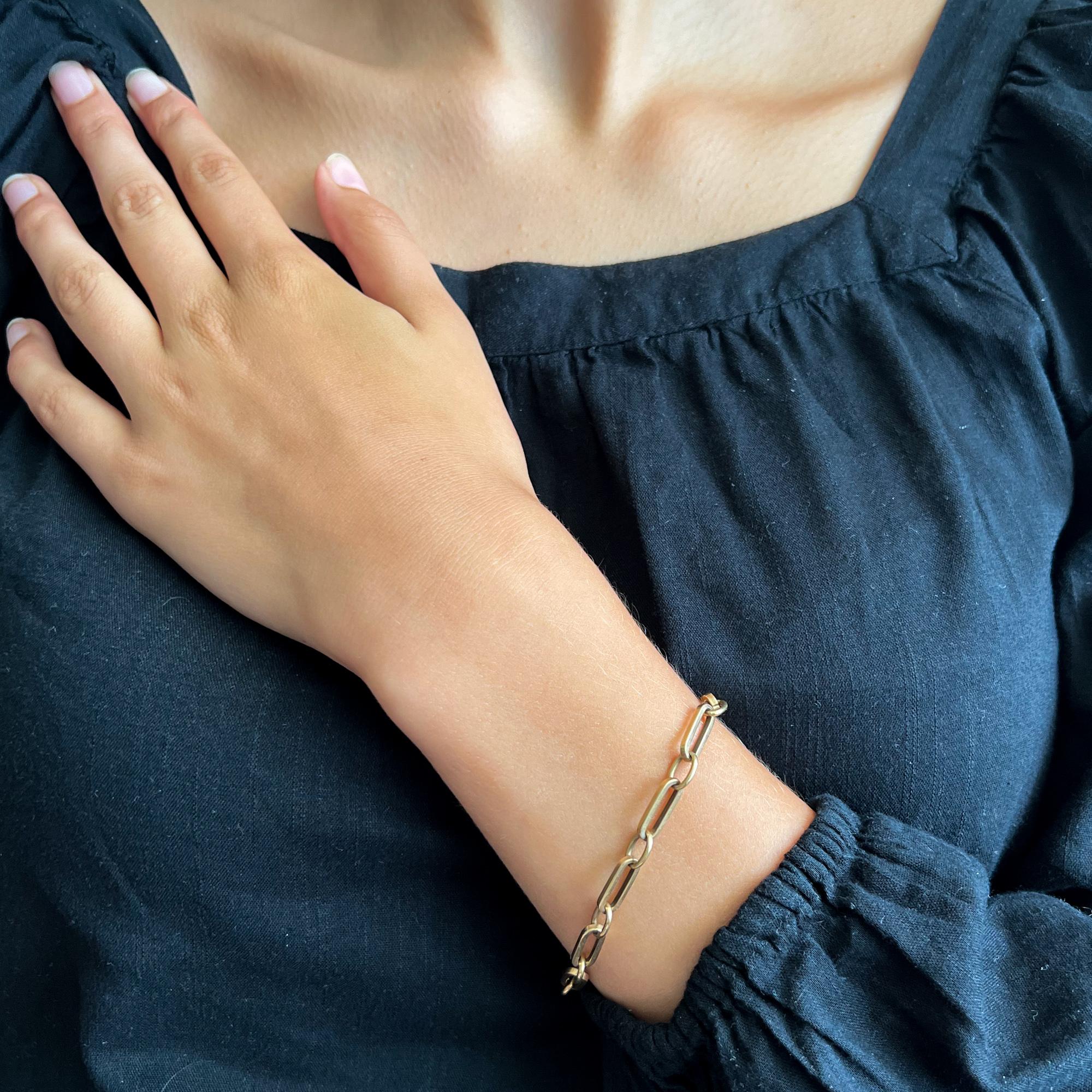 A gorgeous vintage 14 karat gold closed forever bracelet with a typical closed forever clasp. The bracelet is suitable as a charms bracelet, on which charms with a sentimental value or beautiful memory can be worn. The bracelet is a timeless