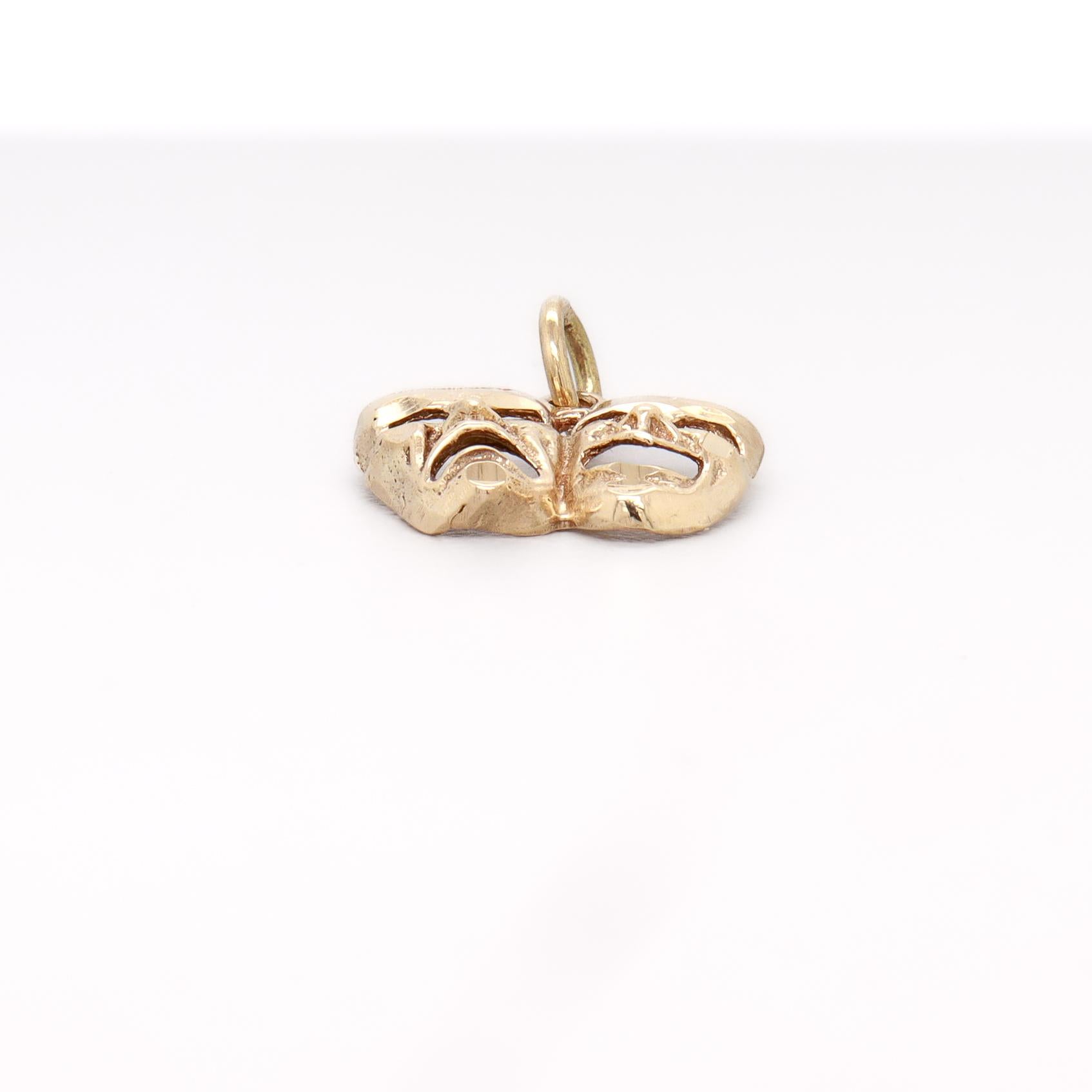 Vintage 14K Gold Comedy & Tragedy Masks Figural Charm for a Bracelet en vente 3