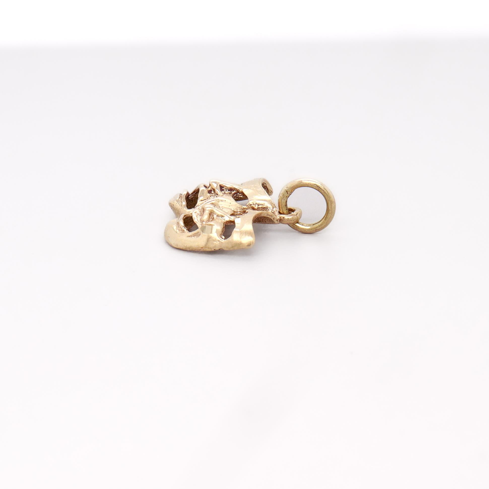 Vintage 14K Gold Comedy & Tragedy Masks Figural Charm for a Bracelet en vente 4