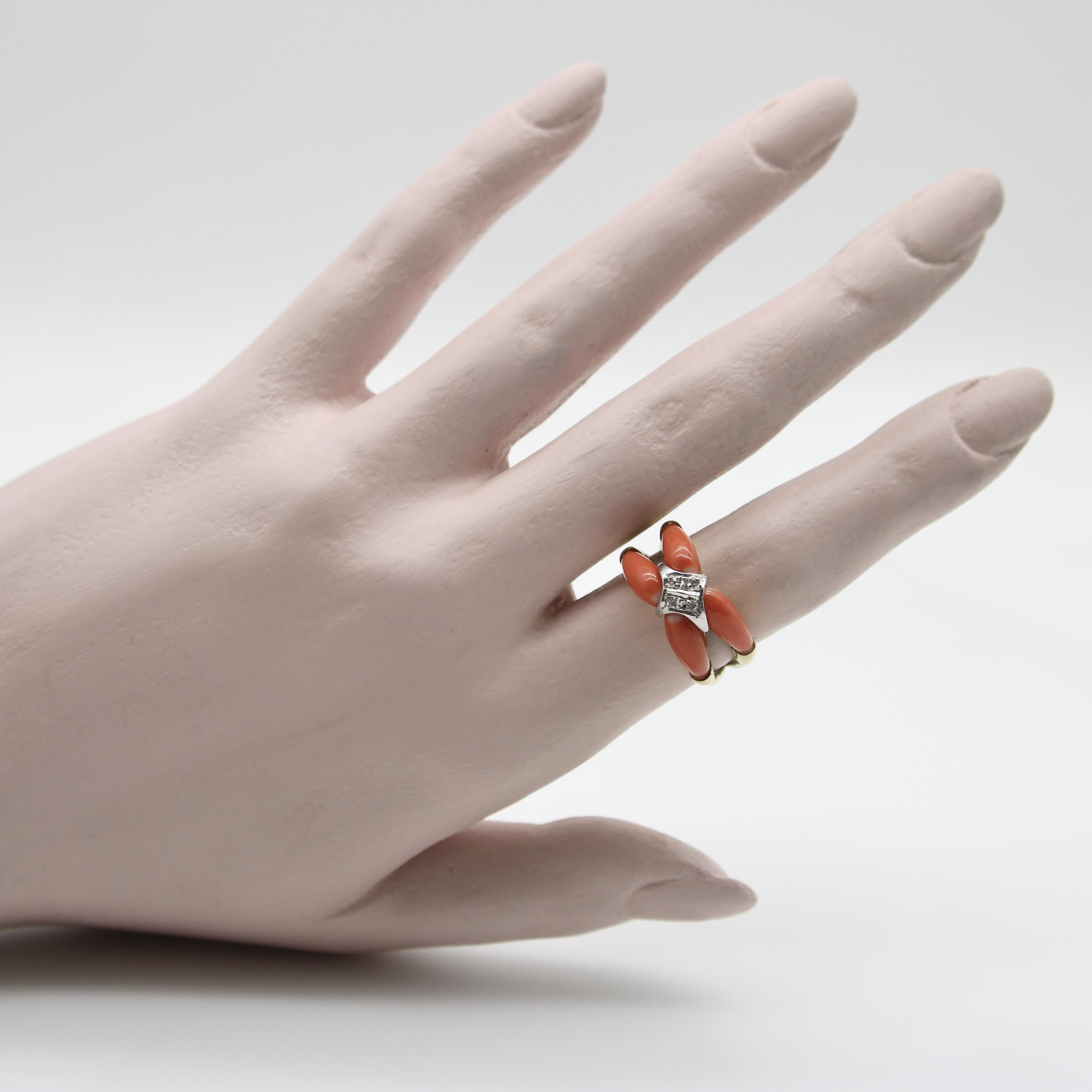 Modernistischer Ring aus 14 Karat Gold mit Koralle und Diamant im Angebot 4