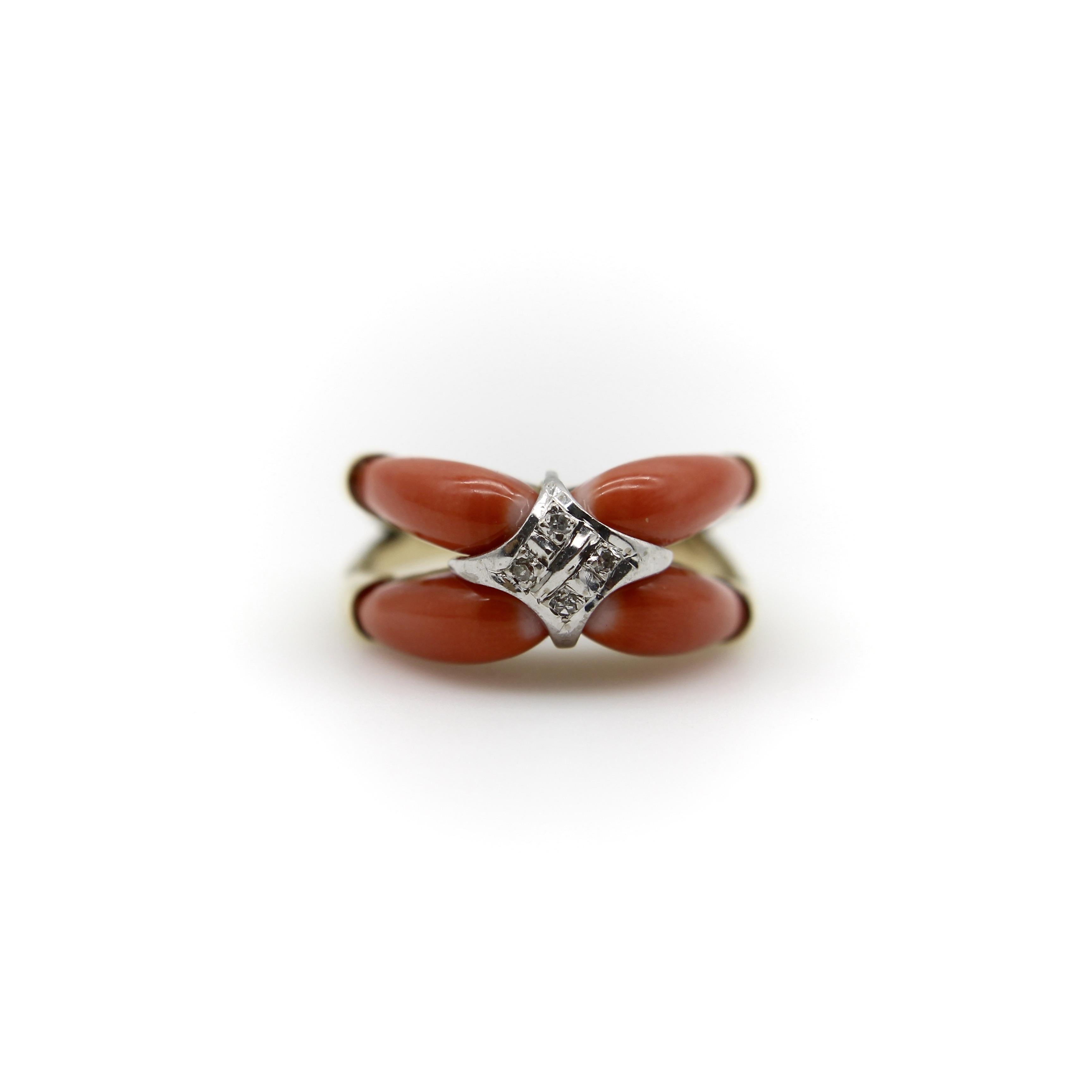 CIRCA in den 1960er Jahren ist dies ein schönes Beispiel für einen anthropomorphen Korallenring. Vier beinartige, geschnitzte Korallenäste gehen von einem zentralen, geschnitzten, geometrischen Element aus Weißgold und Diamanten aus. Die Koralle ist