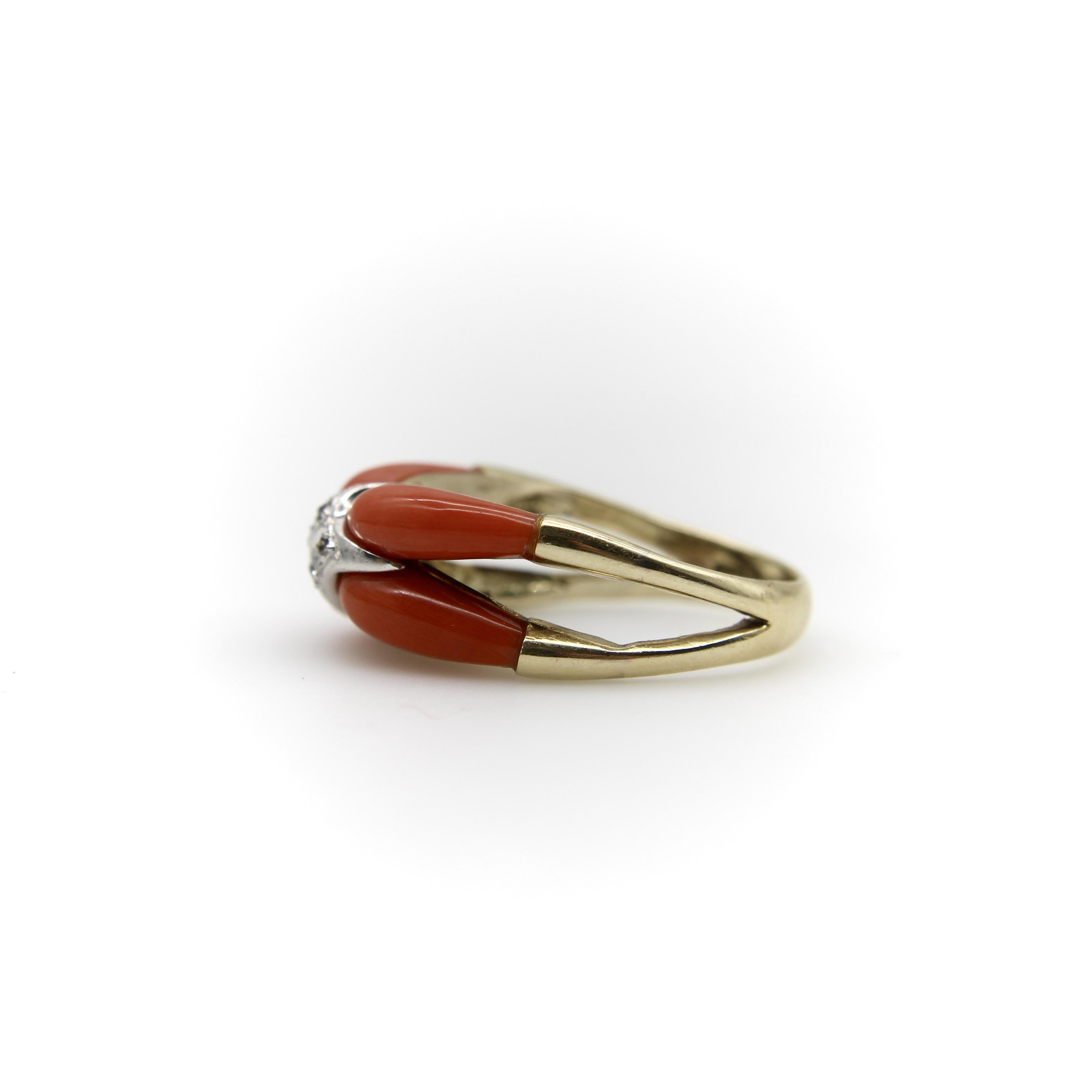 Modernistischer Ring aus 14 Karat Gold mit Koralle und Diamant (Moderne) im Angebot