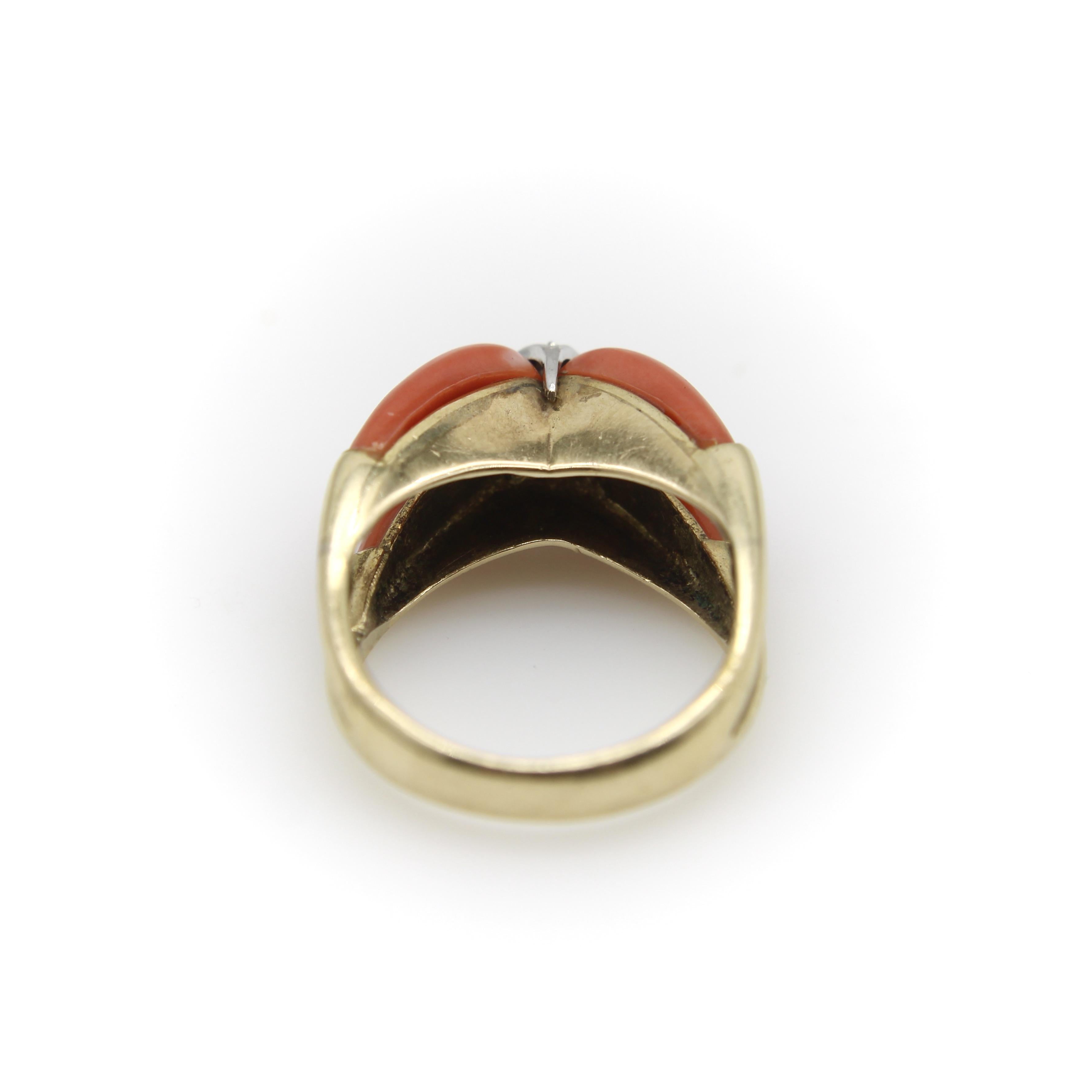 Modernistischer Ring aus 14 Karat Gold mit Koralle und Diamant für Damen oder Herren im Angebot