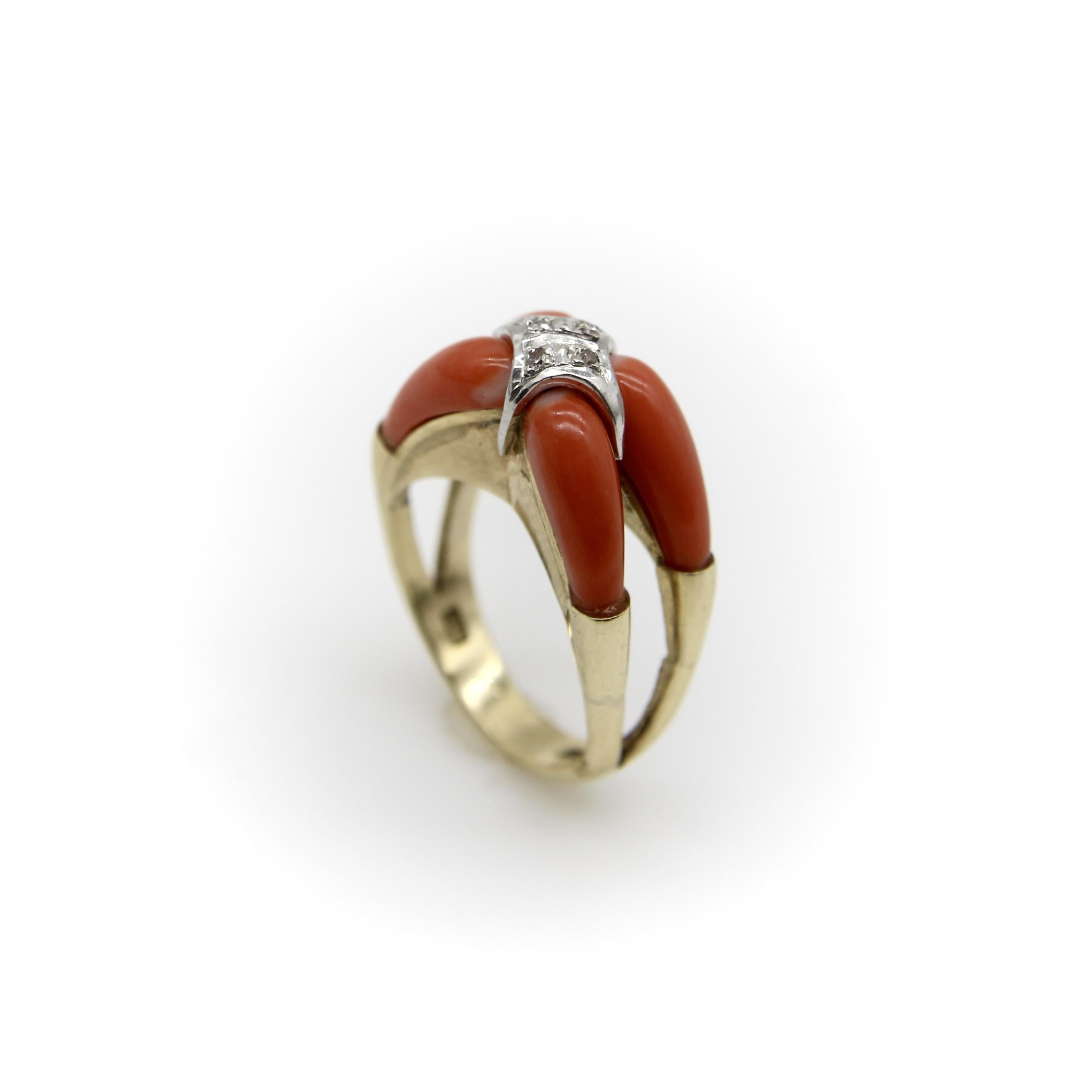 Modernistischer Ring aus 14 Karat Gold mit Koralle und Diamant im Angebot 1