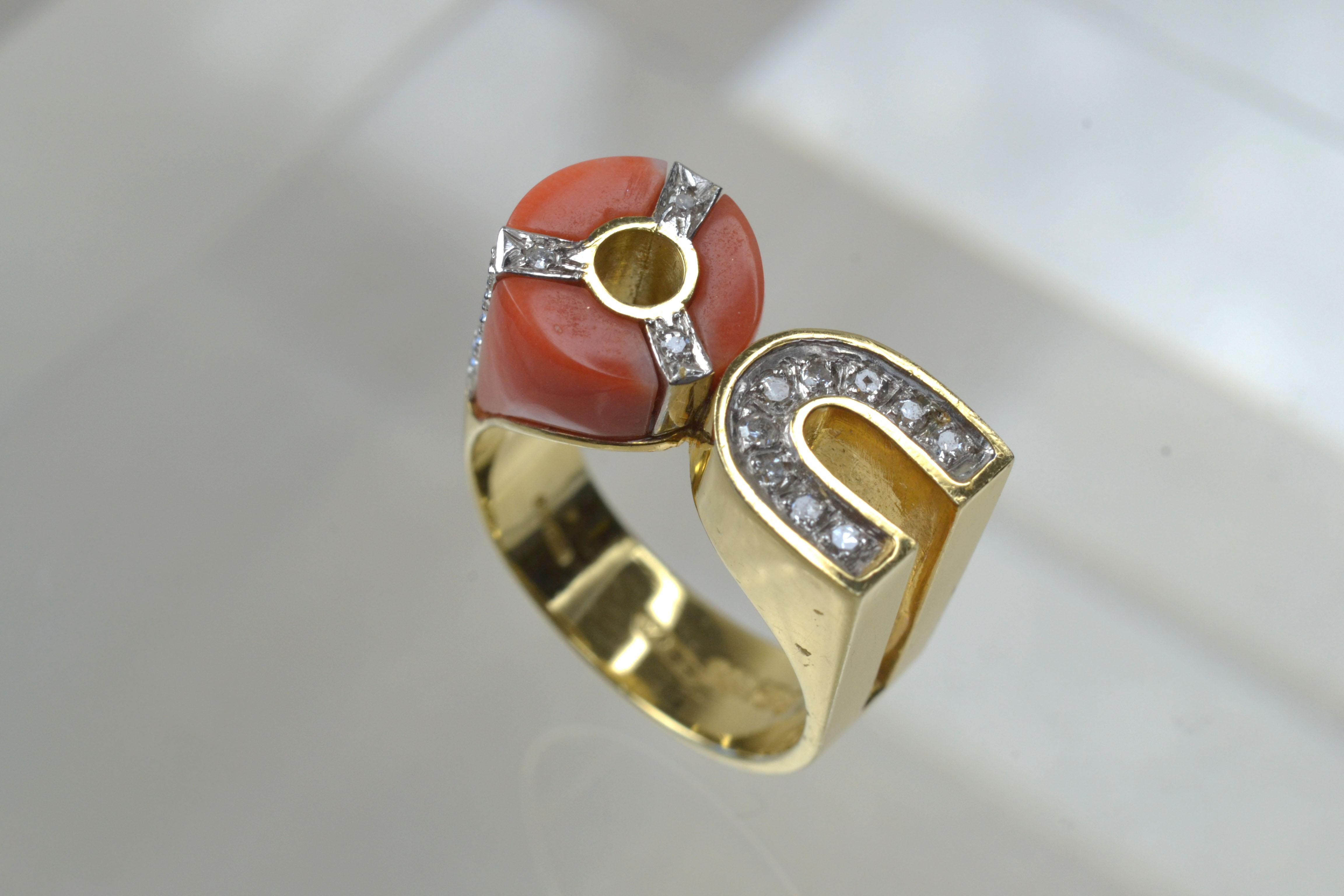 Vintage 14k Gold Koralle und Diamant Form Ring One-of-a-kind

Dieser Vintage-Ring mit Koralle und Diamanten aus den 80er Jahren ist wirklich ein einzigartiges Design. Auf der einen Seite hat er die Form eines mit Diamanten besetzten Hufeisens, auf