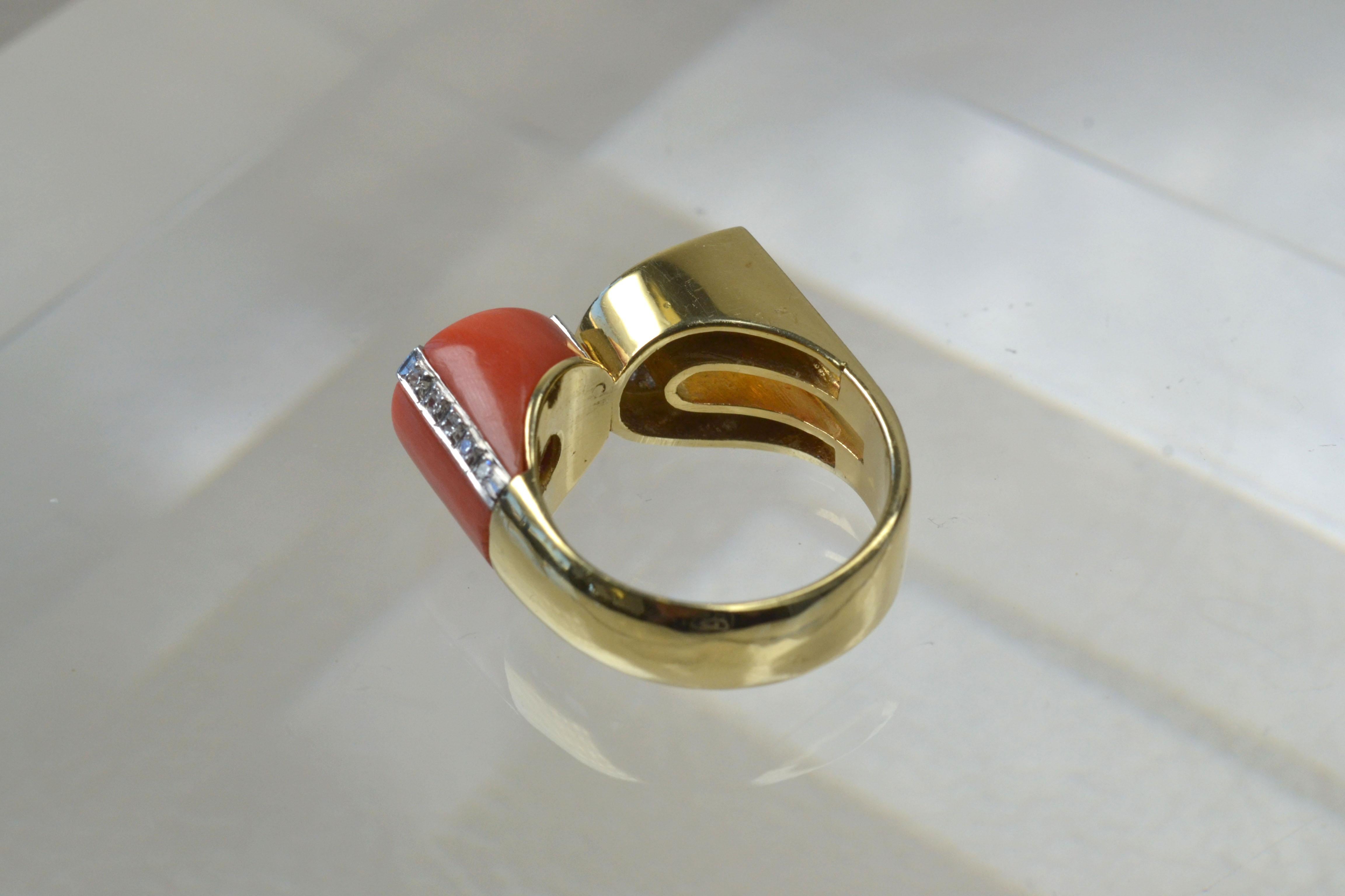 Einzigartiger Ring aus 14 Karat Gold mit Koralle und Diamant in Form eines Diamanten Damen im Angebot
