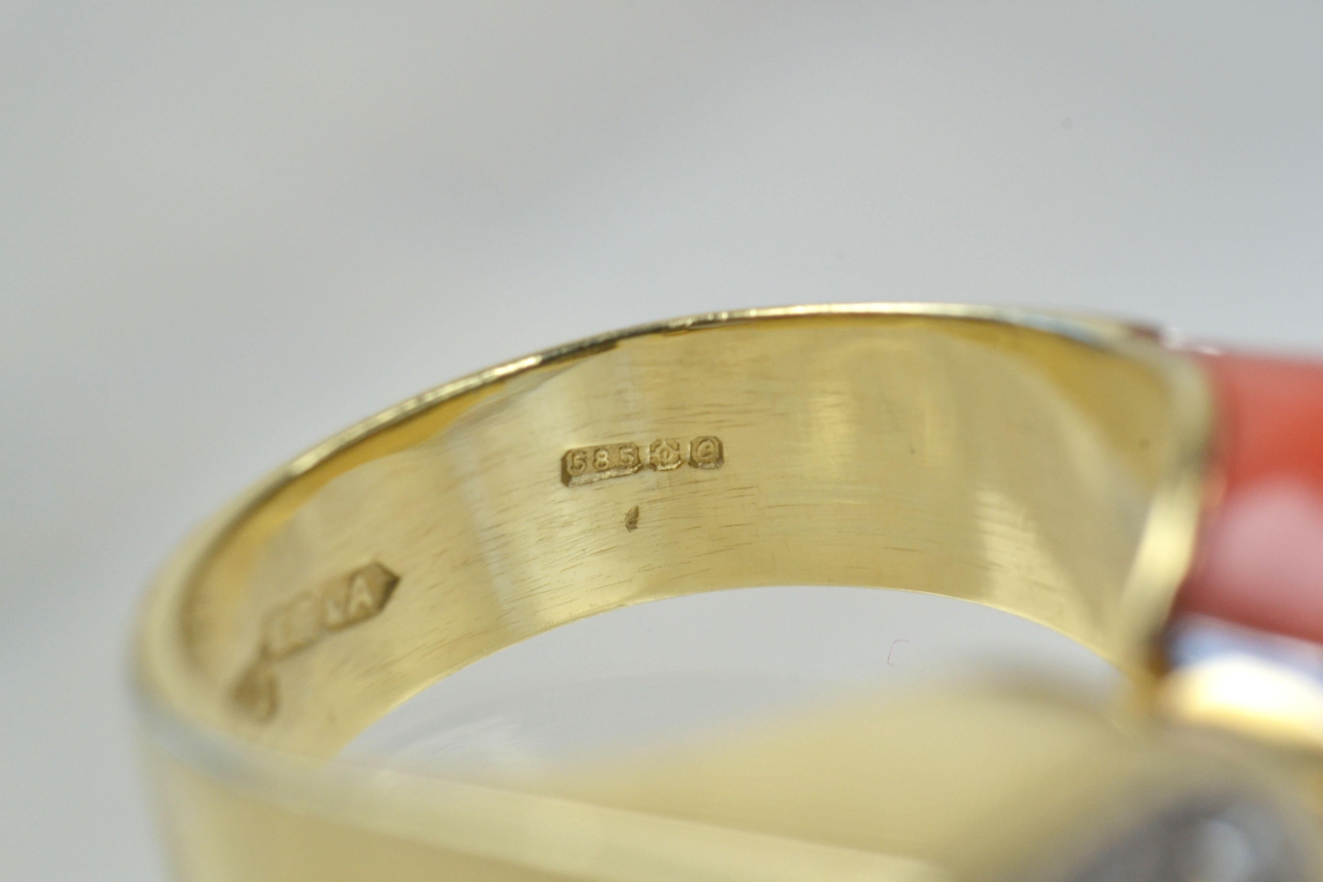 Einzigartiger Ring aus 14 Karat Gold mit Koralle und Diamant in Form eines Diamanten im Angebot 3