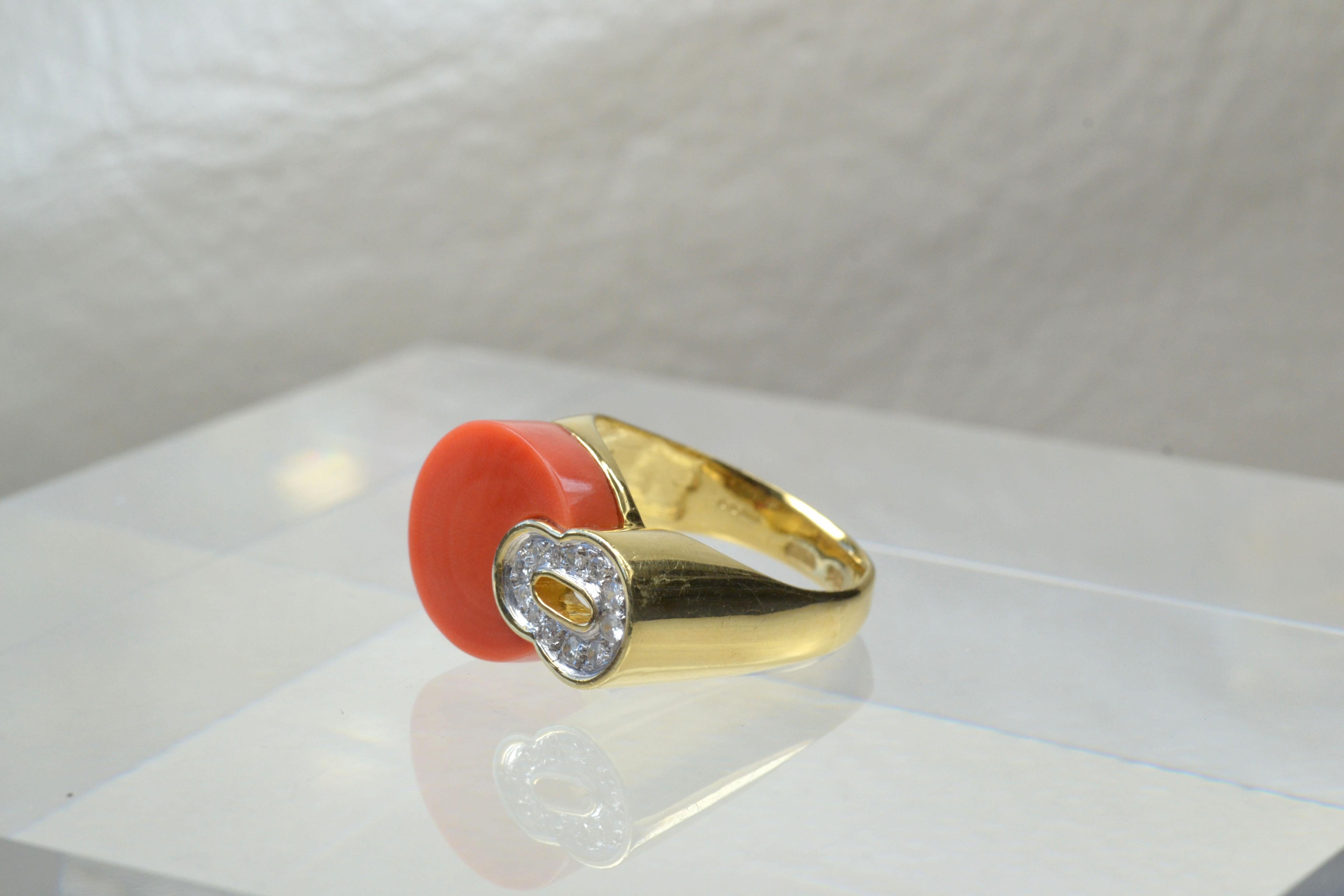 Vintage 14k Gold Coral and White Diamond Ring One-of-a-kind In Good Condition For Sale In London, GB