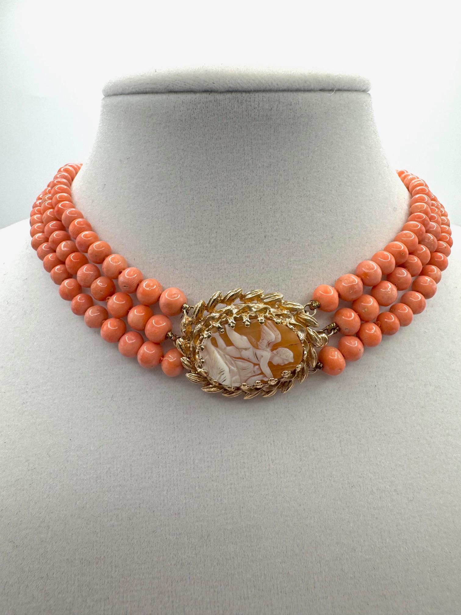 Vintage 14K Gold Korallen Perlen Halskette mit handgeschnitzten Shell Cameo Verschluss im Zustand „Hervorragend“ im Angebot in Great Neck Plaza, NY