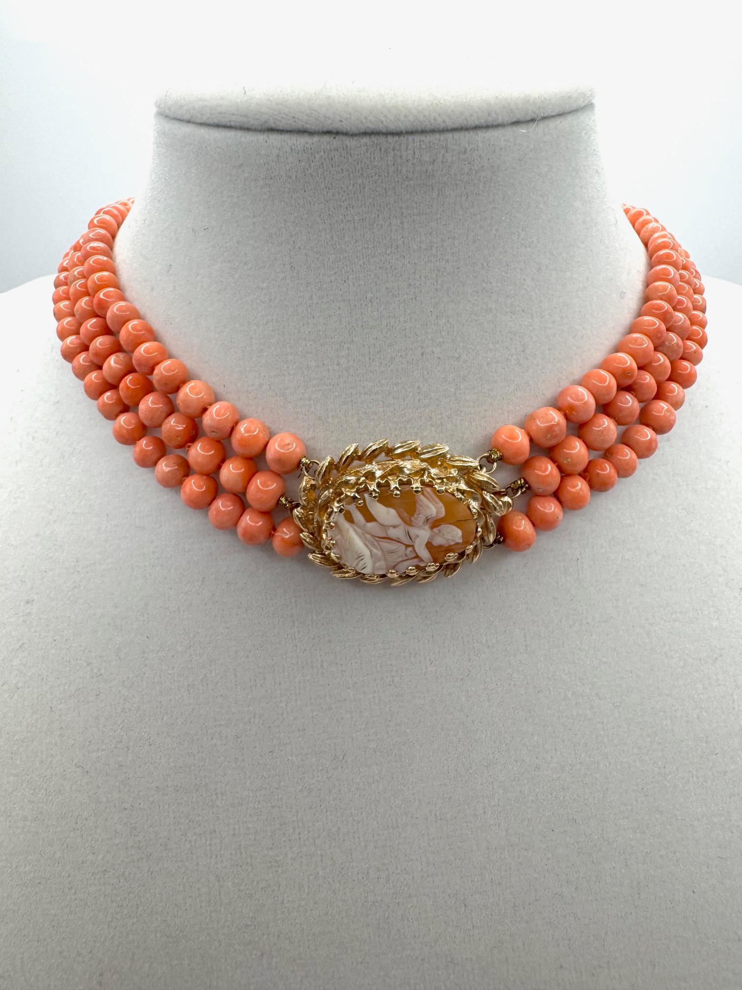 Vintage 14K Gold Korallen Perlen Halskette mit handgeschnitzten Shell Cameo Verschluss für Damen oder Herren im Angebot