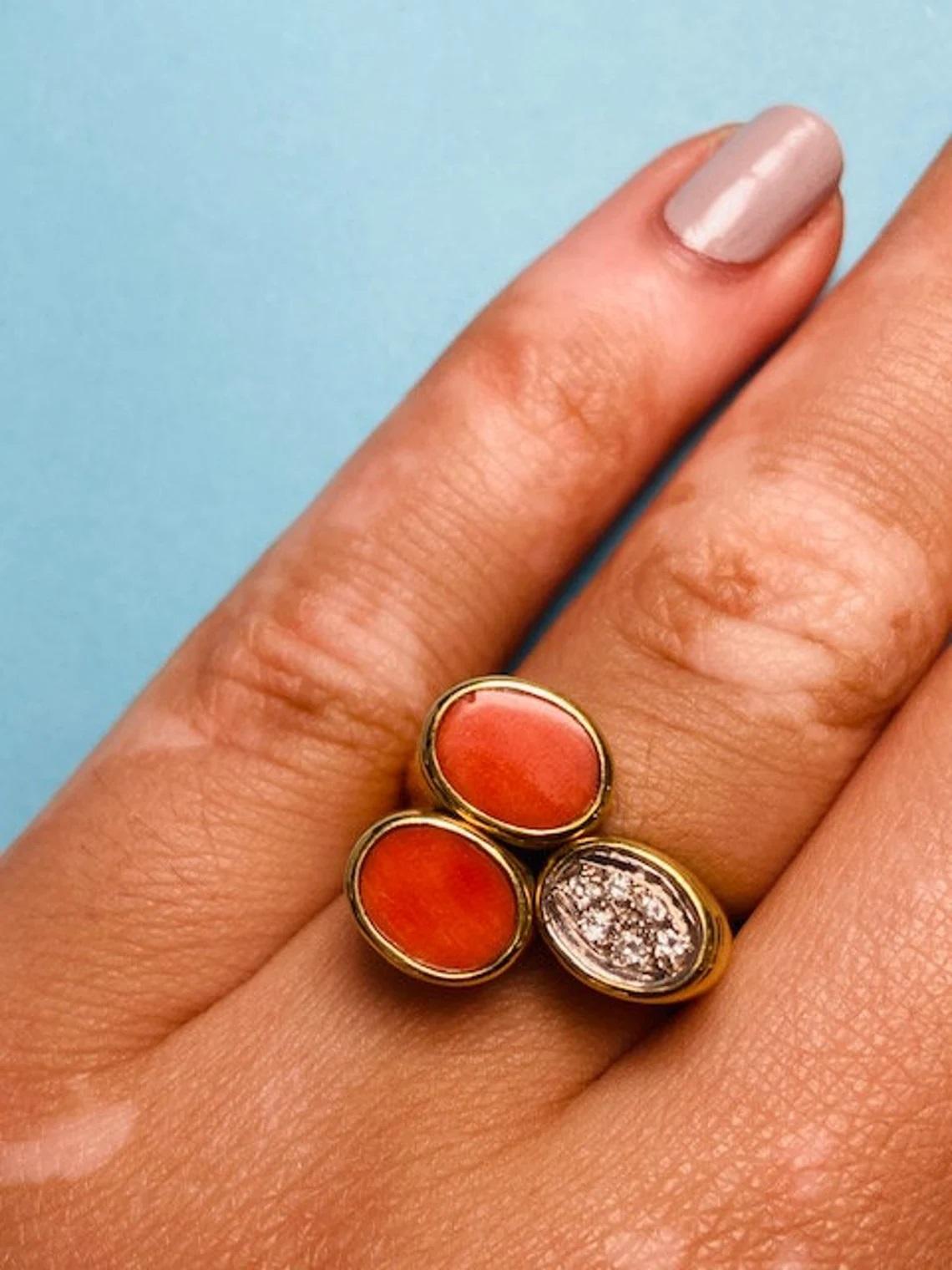 Einzigartiger Vintage-Cluster-Ring aus 14 Karat Gold Koralle und Diamant mit weißen Diamanten, Vintage

Dieser einzigartige Cluster-Ring im Vintage-Stil ist der perfekte Statement-Ring, der jedem Look einen Farbakzent verleiht. Es hat schöne