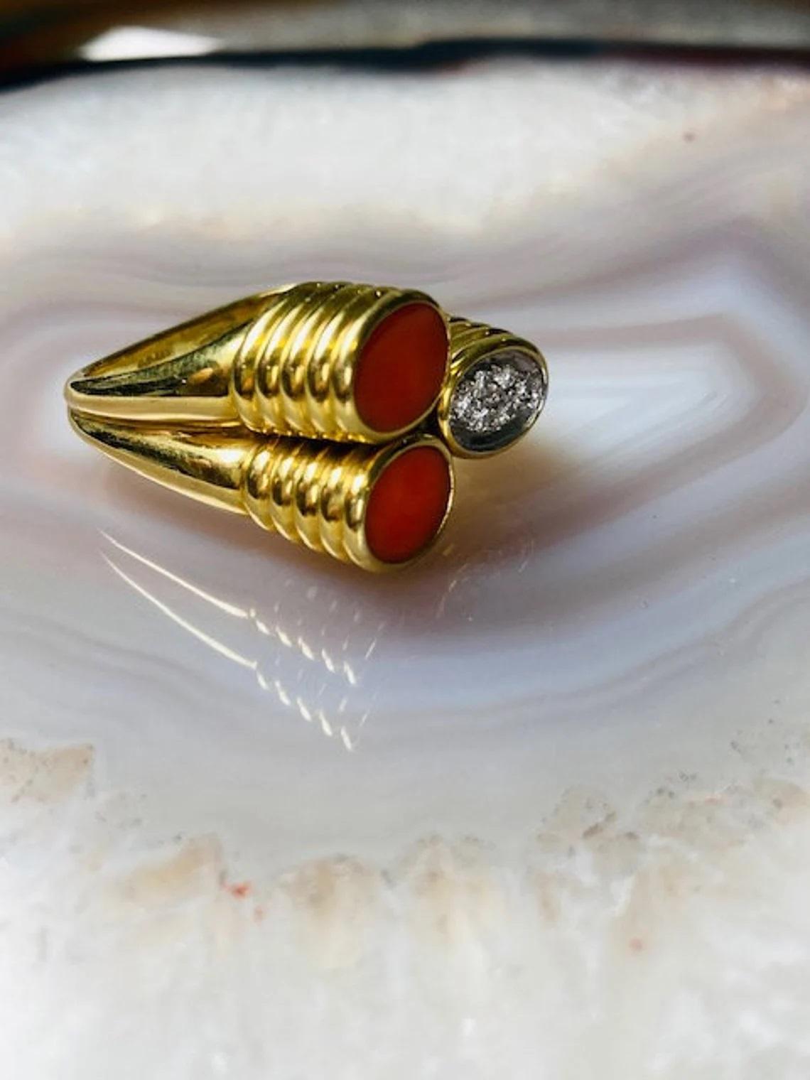Einzigartiger Vintage-Cluster-Ring aus 14 Karat Gold Koralle und Diamant mit weißen Diamanten, Vintage (Revival) im Angebot