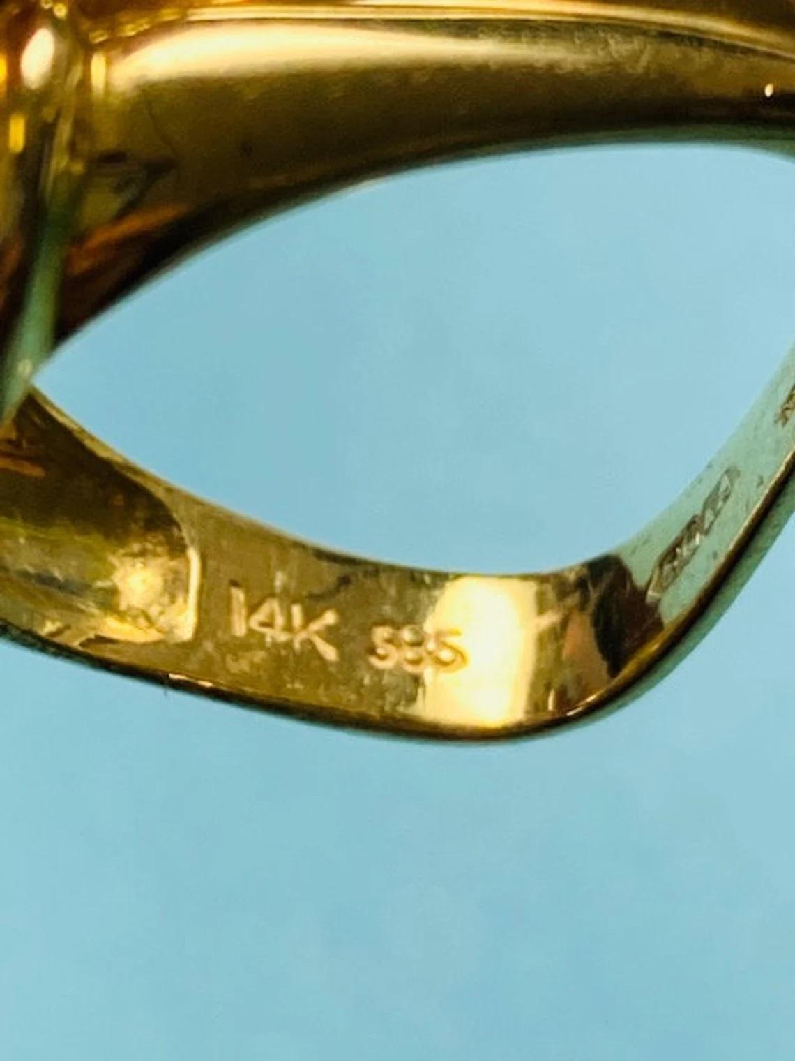 Einzigartiger Vintage-Cluster-Ring aus 14 Karat Gold Koralle und Diamant mit weißen Diamanten, Vintage im Zustand „Gut“ im Angebot in London, GB