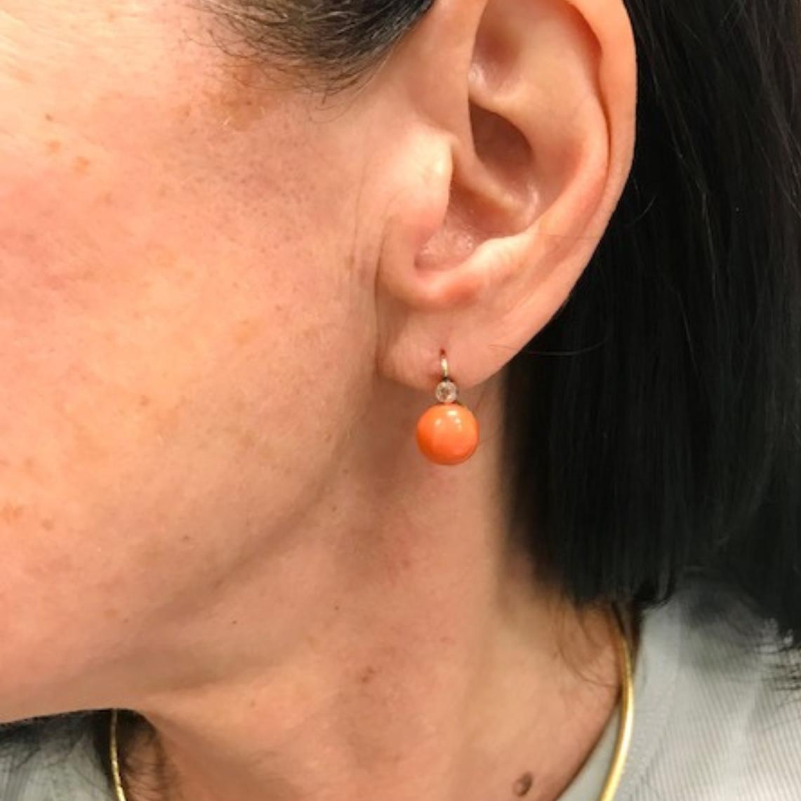 Orecchini di corallo d'epoca in oro 14k con accenti di diamanti in vendita 3