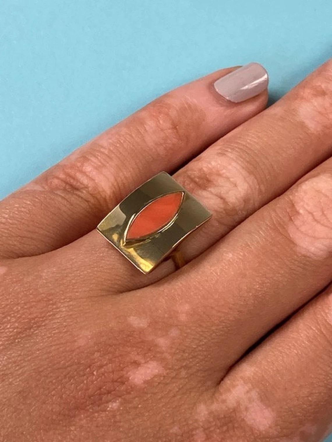 Vintage 14k Gold Coral Leaf Ring One-of-a-kind

This vintage ring truly is the perfect statement piece, with its unique coral leaf and angular gold casing. It was made in the 1980s and comfortably fits a size M finger!

Vintage from the 1980s 
Size: