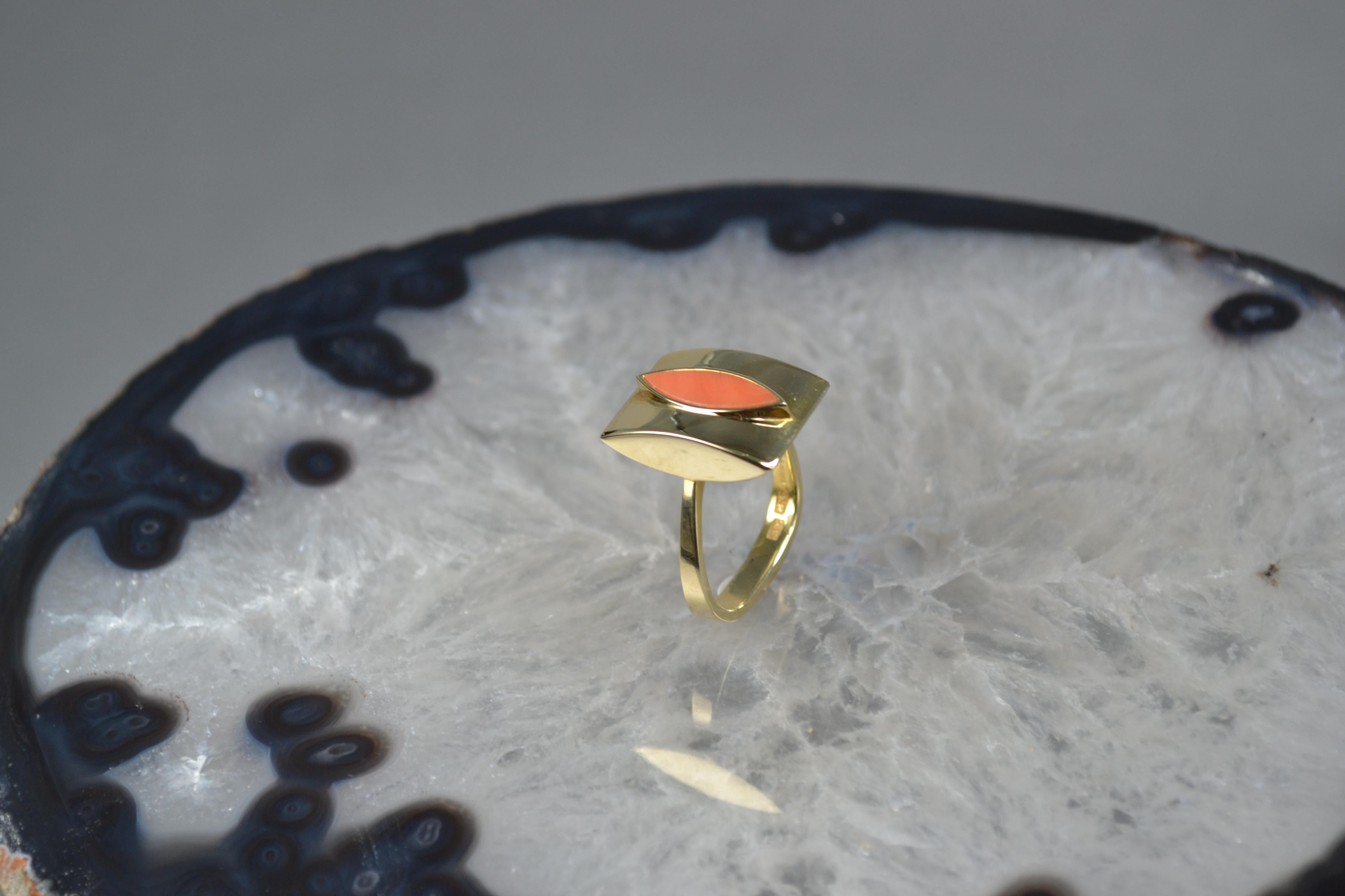 Vintage 14k Gold Coral Leaf Ring One-of-a-Kind In Good Condition For Sale In London, GB