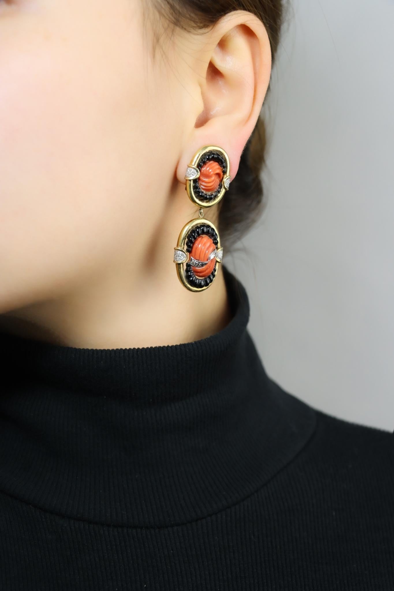 Ohrring aus 14 Karat Gold Koralle Onyx Diamant

Markiert：
14K

Ungefähre Abmessungen:
5,3 cm (Länge) 
2 cm (Breite)
21,2 Gramm Gewicht.