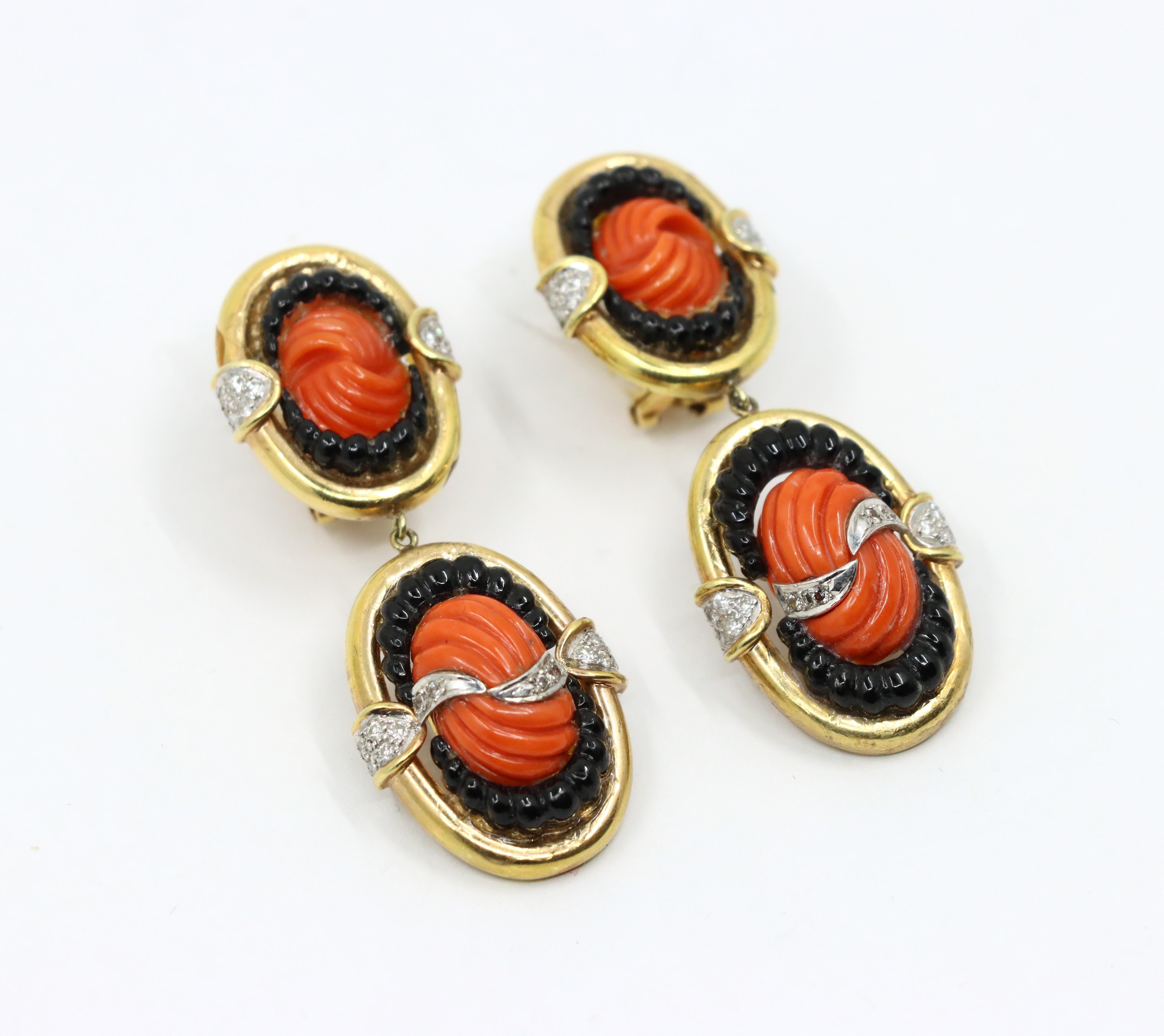 Ohrring aus 14 Karat Gold Koralle Onyx Diamant im Angebot 1