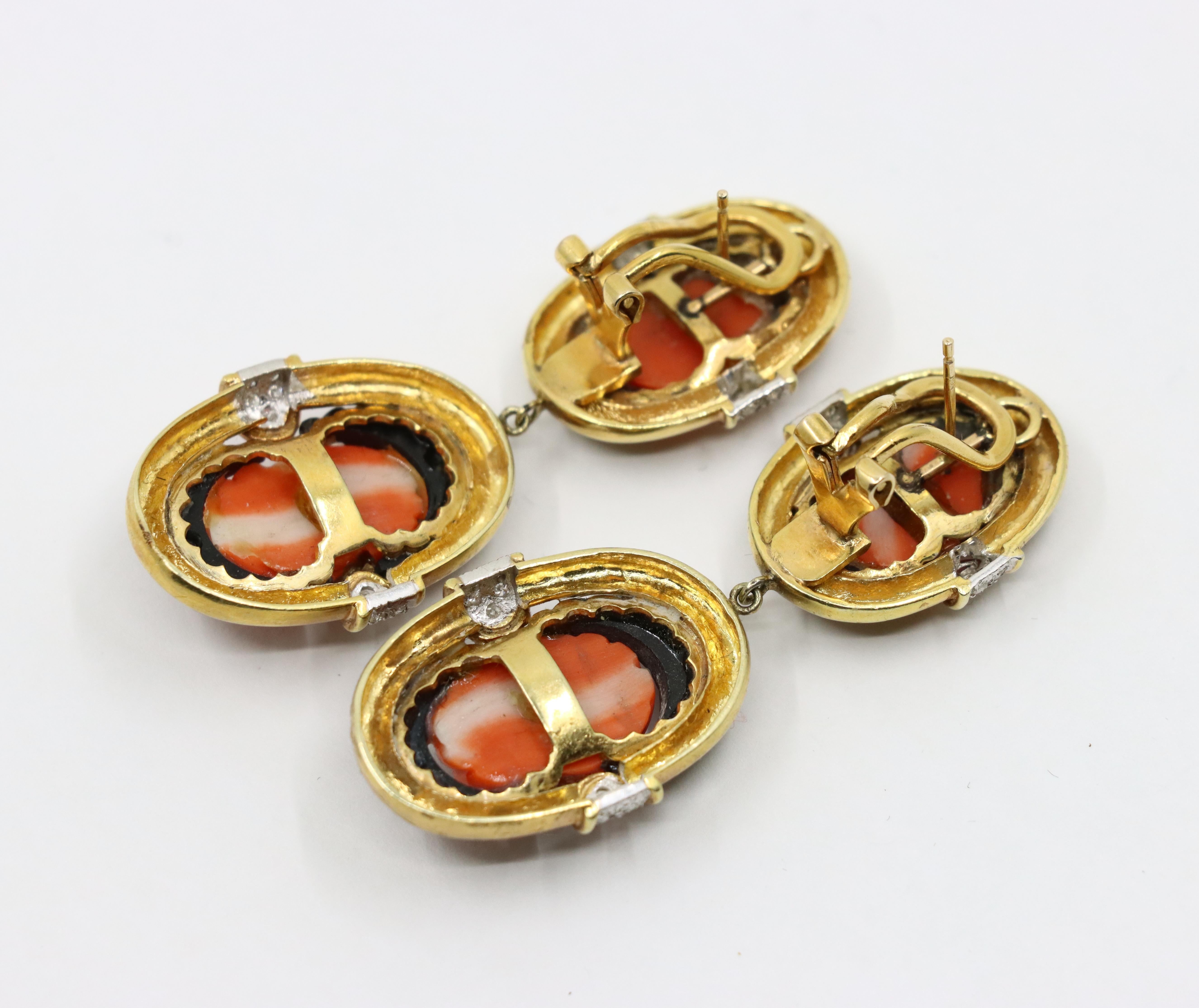 Ohrring aus 14 Karat Gold Koralle Onyx Diamant im Angebot 3