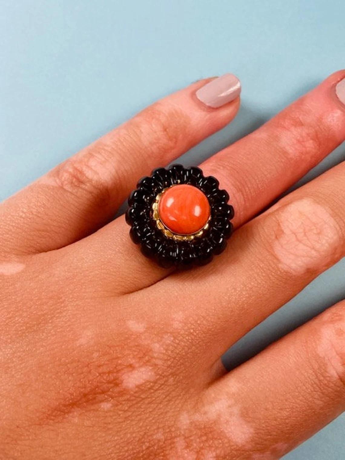 Vintage 14k Gold Coral & Onyx Flower Ring One-of-a-kind

This 14k gold ring from the 1980s is the perfect bold statement piece. The scalloped onyx layer around the eye-catching coral centre make for a truly exciting ring. It is made to comfortably