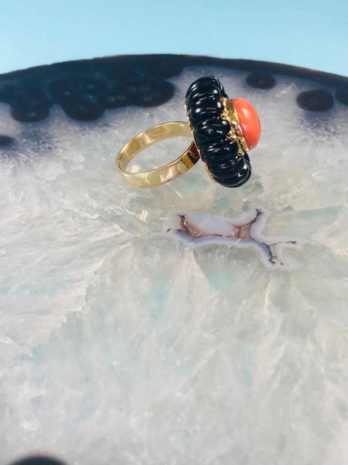 Einzigartiger 14k Gold Koralle & Onyx Blume Ring (Cabochon) im Angebot