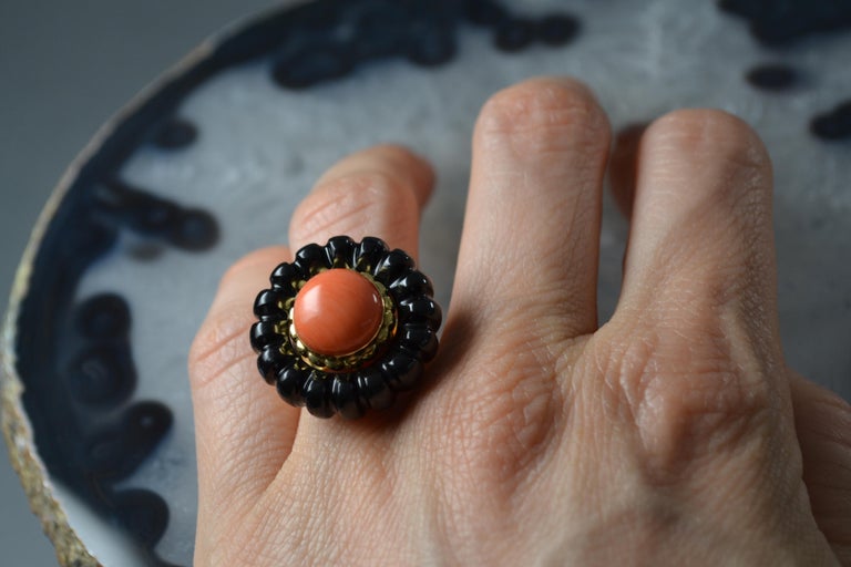 Vintage 14k Gold Coral & Onyx Flower Ring One-of-a-Kind In Good Condition For Sale In London, GB