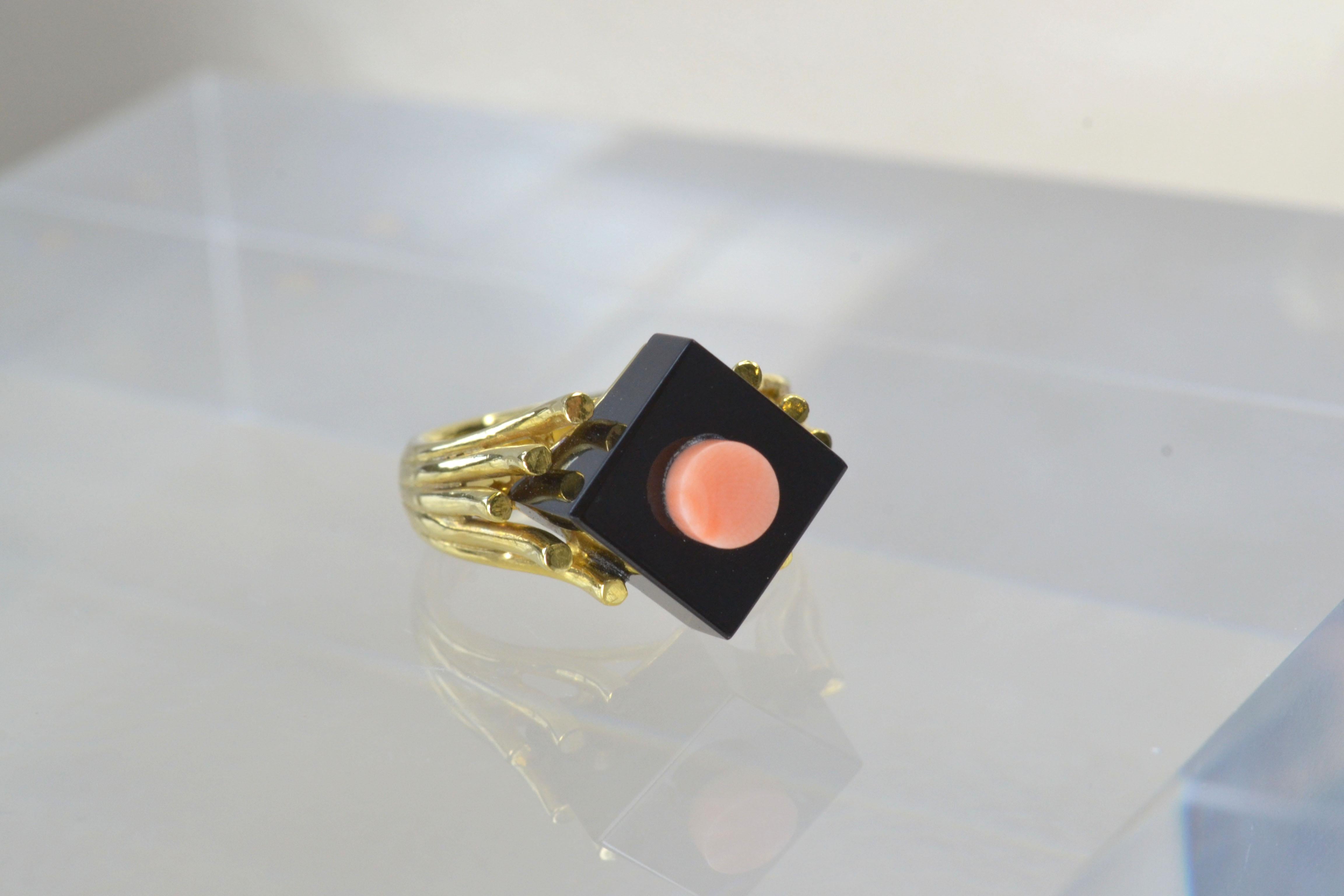 Vintage 14k Gold Coral & Onyx Geometric Ring One-of-a-kind In Good Condition For Sale In London, GB