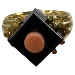 Anello geometrico in oro 14k con corallo e onice, unico nel suo genere