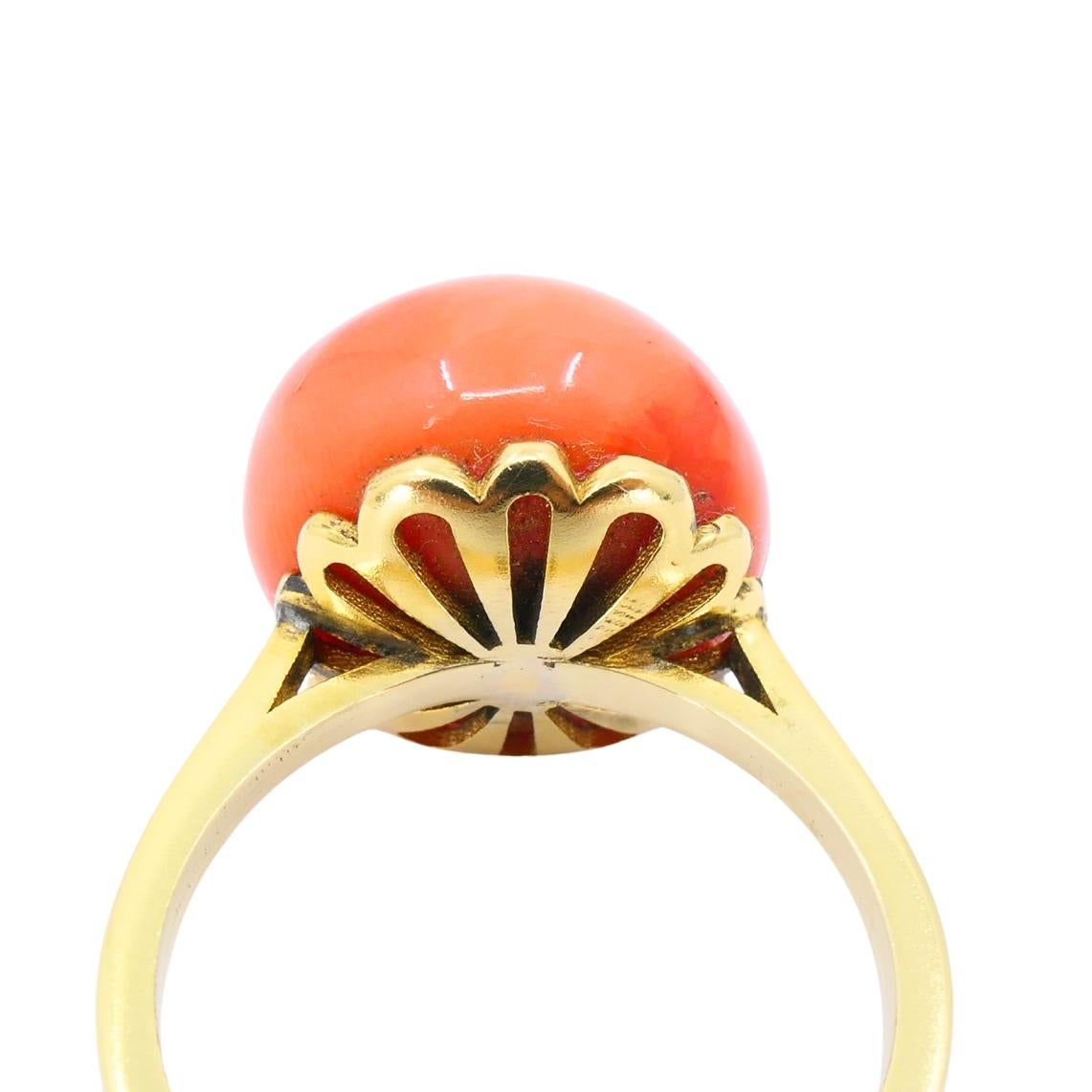 Anello di corallo d'epoca in oro 14k con accenti di diamante in vendita 1