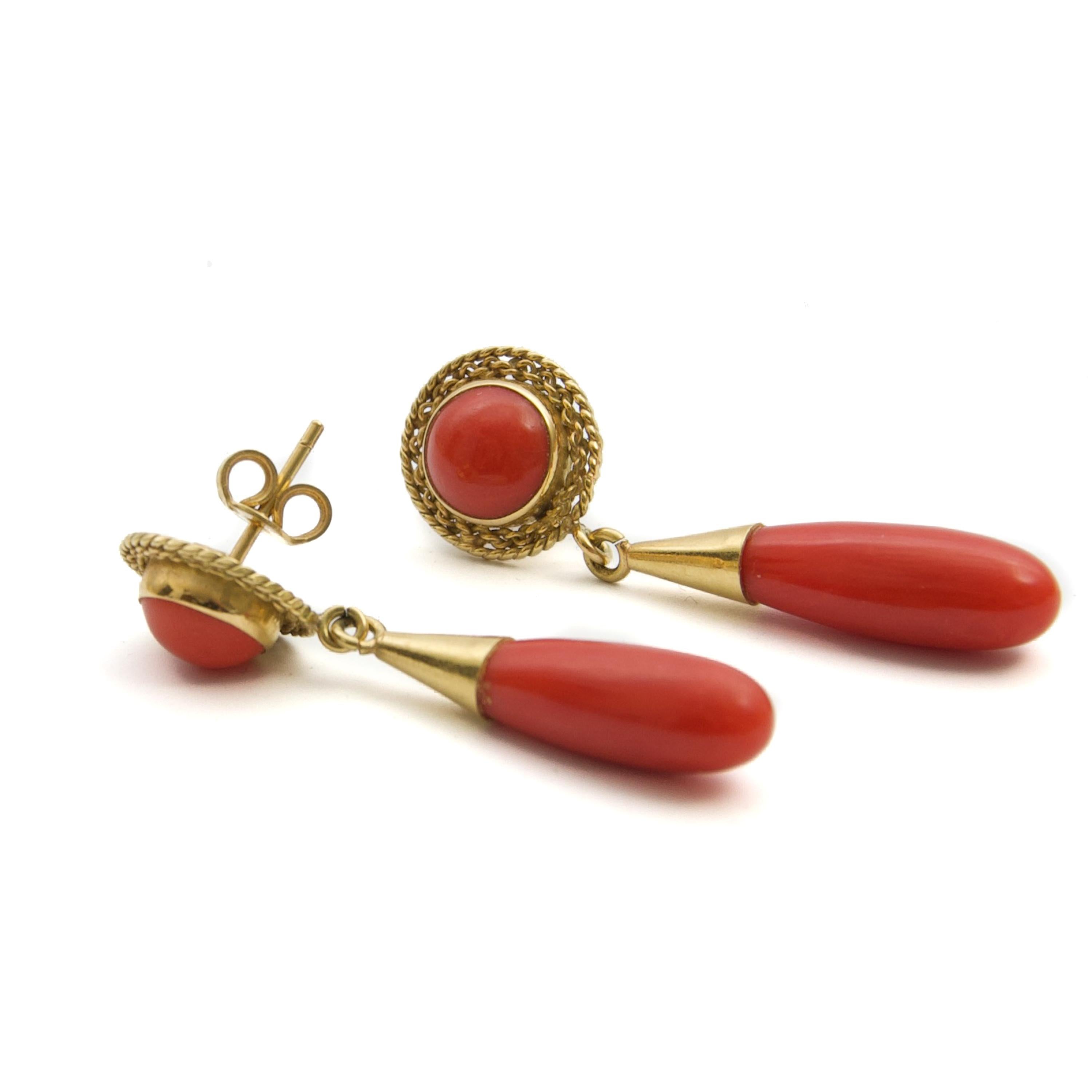 Diese Vintage-Ohrringe sind eine atemberaubende Kombination aus natürlicher Koralle und 14-karätigem Gold. Die auffällige Torpedoform verkörpert sowohl Eleganz als auch zeitlosen Charme. Die Ohrringe zeichnen sich durch eine harmonische Mischung aus