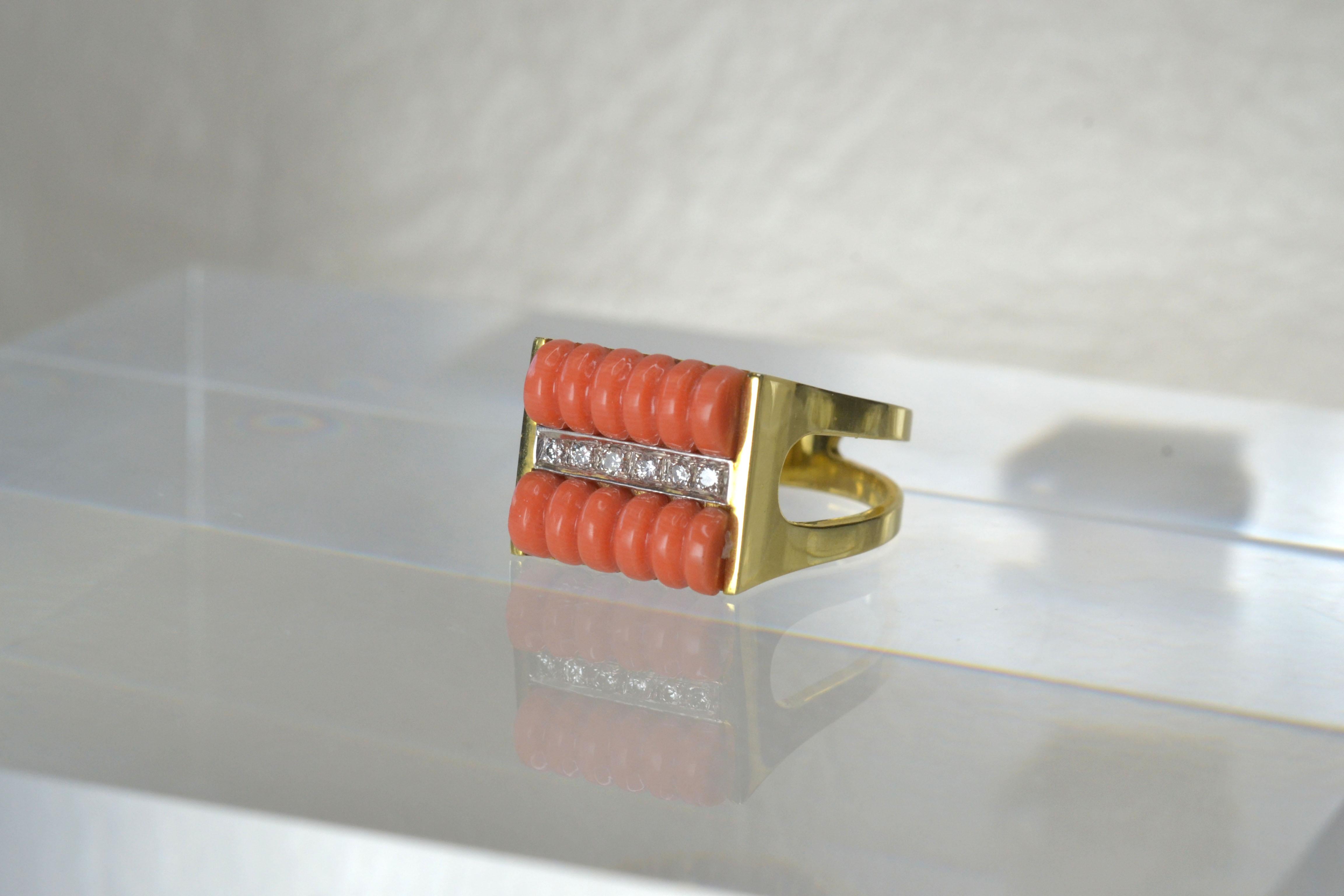 Vintage 14k Gold Koralle & Weißer Diamant Ring One-of-a-kind

Dieser 14-karätige Goldring aus den 1980er Jahren ist ein wunderbares Schmuckstück. Die Koralle und die diamantenen Akzente sind schillernd und dieser Ring passt perfekt in die Größe M