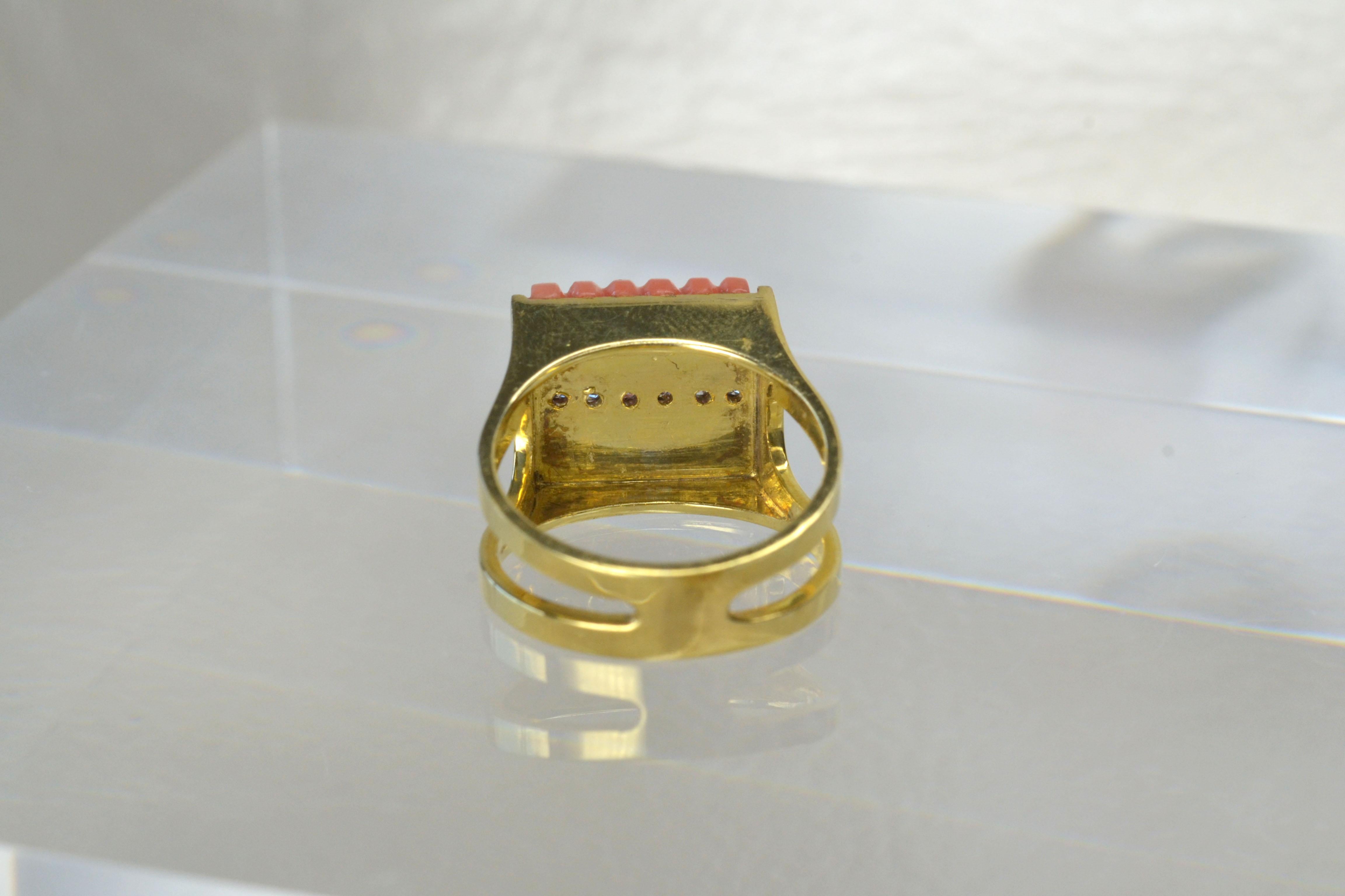 Einzigartiger Ring aus 14 Karat Gold mit Koralle und weißem Diamant (Revival) im Angebot