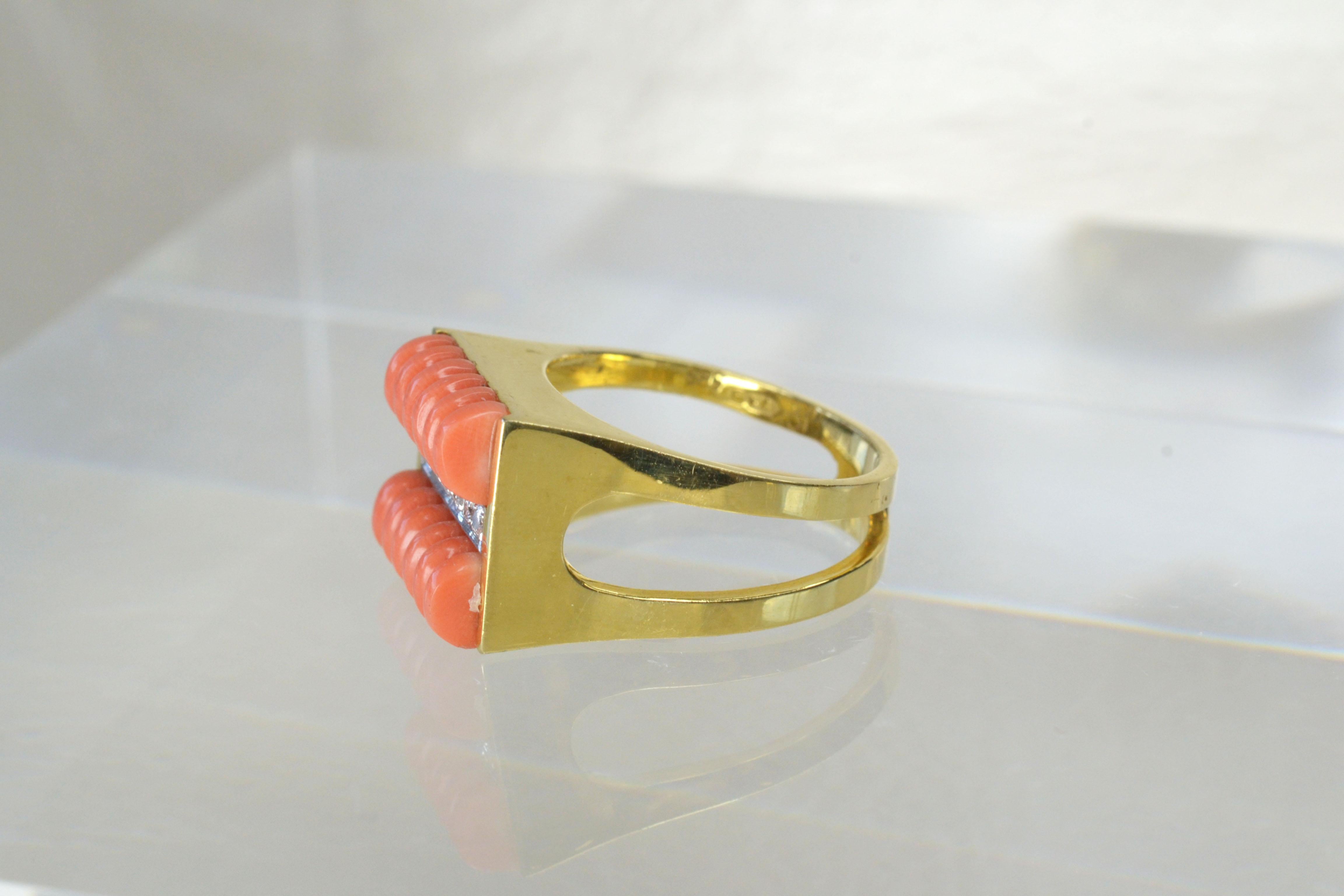 Einzigartiger Ring aus 14 Karat Gold mit Koralle und weißem Diamant (Cabochon) im Angebot