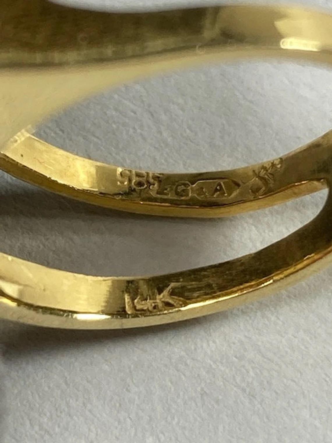 Einzigartiger Ring aus 14 Karat Gold mit Koralle und weißem Diamant Damen im Angebot