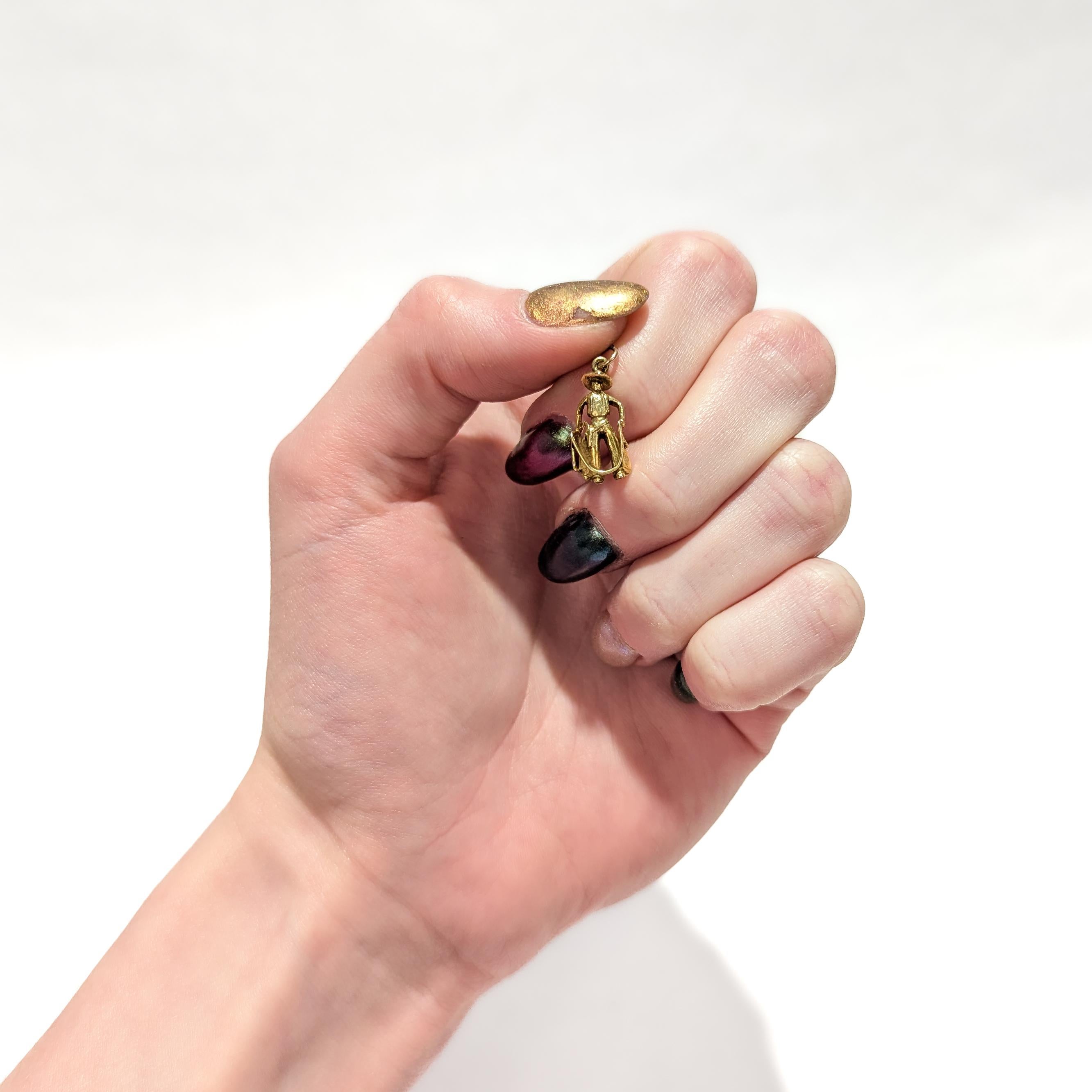 Rétro Vintage 14K Gold Cowboy with Rope & Lasso Charm for a Bracelet en vente